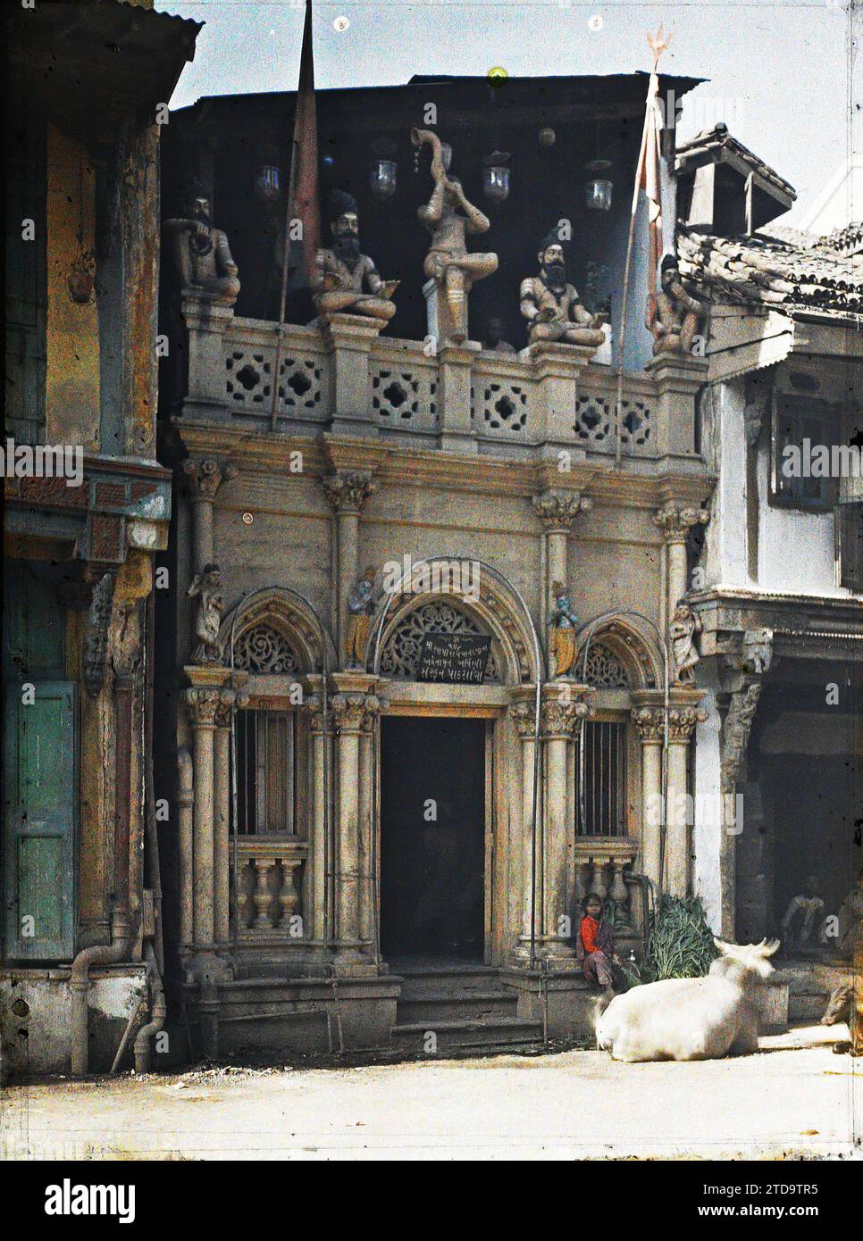 Bombay, Inde façade d'une école religieuse hindoue et vache sacrée, Animal, religion, enseignement, HD, art, Habitat, Architecture, animal sacré, Temple, hindouisme, établissement éducatif, existe en haute définition, sculpture, enseignement religieux, architecture religieuse, Inde, Bombay, temple hindou, Bombay, 16/12/1913 - 16/12/1913, Passet, Stéphane, photographe, 1913-1914 - Inde, Pakistan - Stéphane Passet - (16 décembre-29 janvier), Autochrome, photo, verre, Autochrome, photo, positif, vertical, taille 9 x 12 cm Banque D'Images