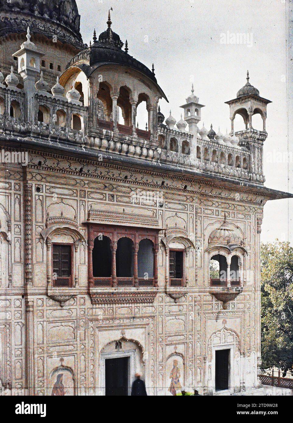 Lahore, Inde (aujourd'hui Pakistan) le Samadhi (mausolée) de Ranjit Singh, 'Sher-e-Punjab' ('le Lion du Punjab'), maharajah du Punjab et l'empire Sikh (1780-1839), personnalité, religion, logement, Architecture, personnalité politique, sikhisme, Maharajah, Tombeau, architecture funéraire, architecture religieuse, Inde, Lahore, façade du Temple de ski, Lahore, 10/01/1914 - 15/01/1914, Passet, Stéphane, photographe, 1913-1914 - Inde, Pakistan - Stéphane Passet - (16 décembre-29 janvier), Autochrome, photo, verre, Autochrome, photo, verticale, taille 9 x 12 cm Banque D'Images