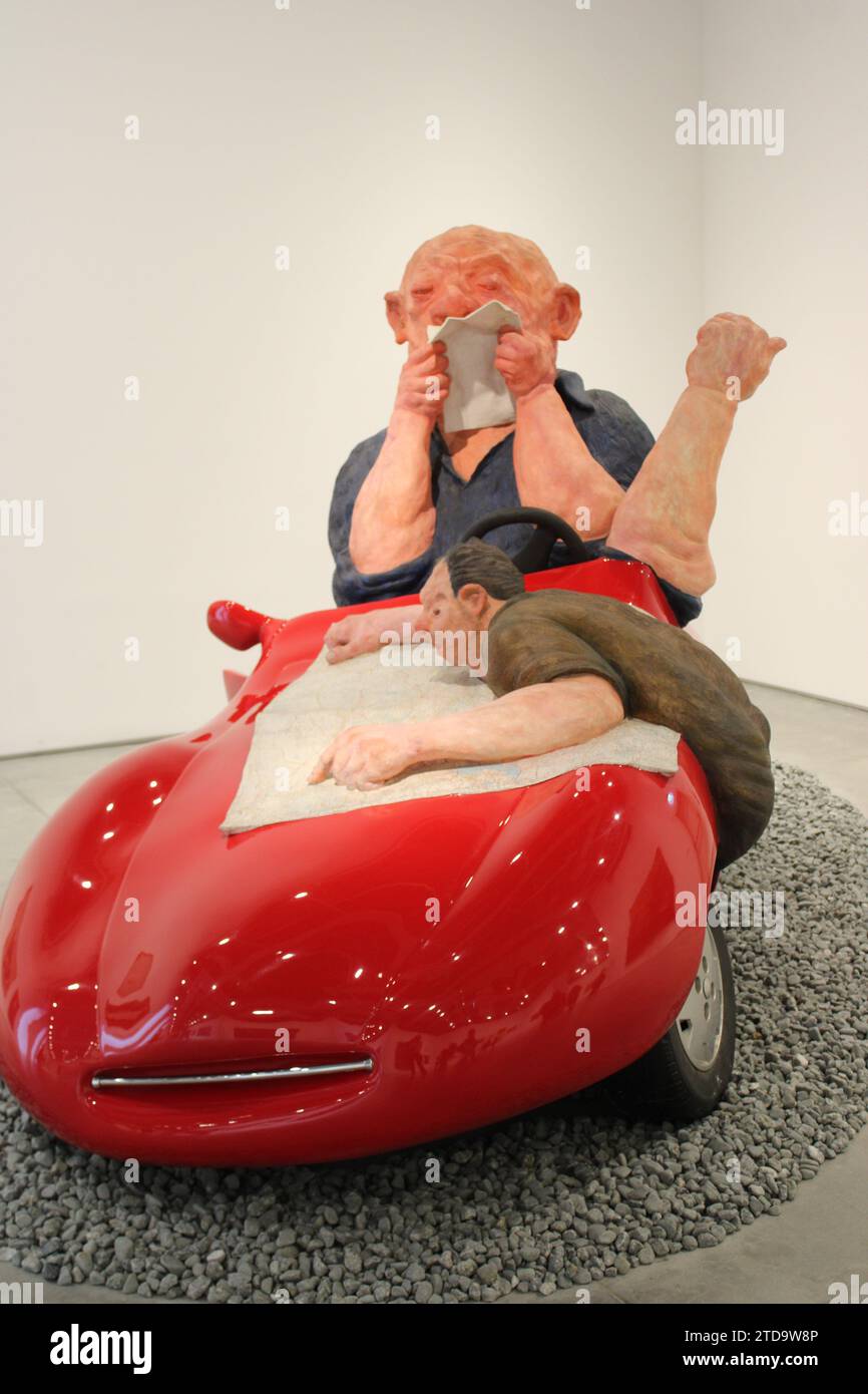 Sculpture d'une voiture rouge avec un homme lisant une carte sur le capot et un conducteur soufflant le nez exposé dans la galerie d'art moderne d'Istanbul Banque D'Images