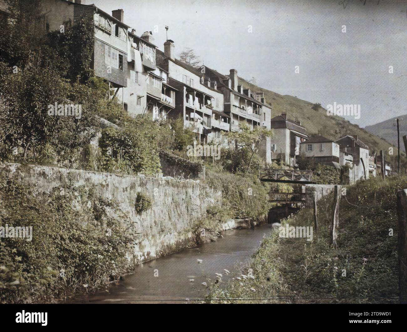 Tardets, France, Habitat, Architecture, nature, environnement, Mont, montagne, Rivière, Architecture rurale, hydrographie, balcon, loggia, rue, quartier, pont, France, Tardets, Vieux quartiers au bord de l'eau, Tardets-Sorholus, 27/09/1924 - 27/09/1924, Léon, Auguste, photographe, 1924 - Aquitaine - Auguste Léon, Autochrome, photo, verre, Autochrome, photo, positive Banque D'Images