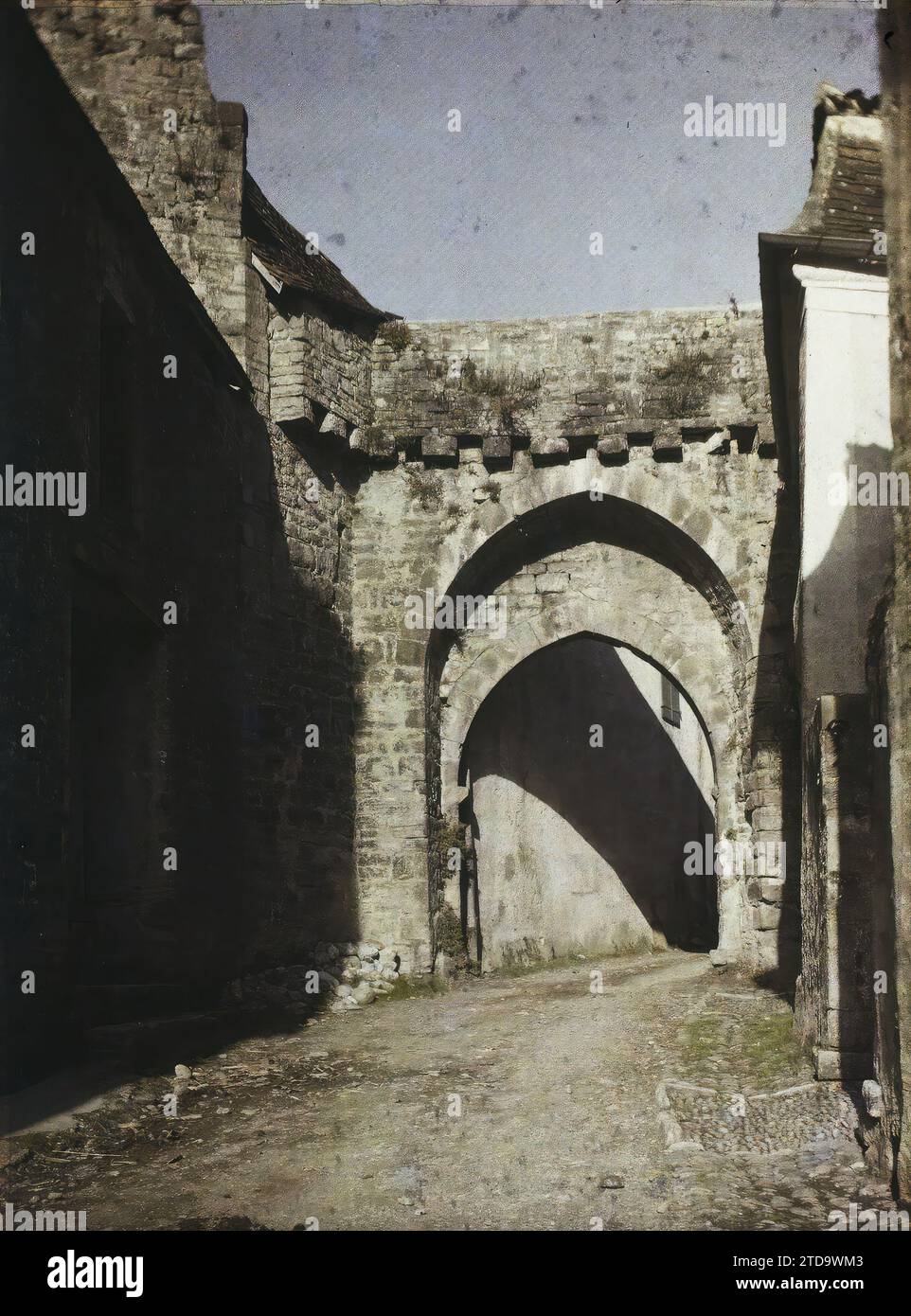 Sauveterre-de-Béarn, France, Habitat, Architecture, Art, architecture fortifiée, rue, quartier, porte, Arc, arcade, arche, Moyen âge, Rampart, France, Sauveterre de Béarn, le même, vu de l'autre côté (même que le n° 44860), Sauveterre-de-Béarn, 05/10/1924 - 05/10/1924, Léon, Auguste, photographe, 1924 - Aquitaine - Auguste Léon, Autochrome, photo, verre, Autochrome, photo, positive Banque D'Images