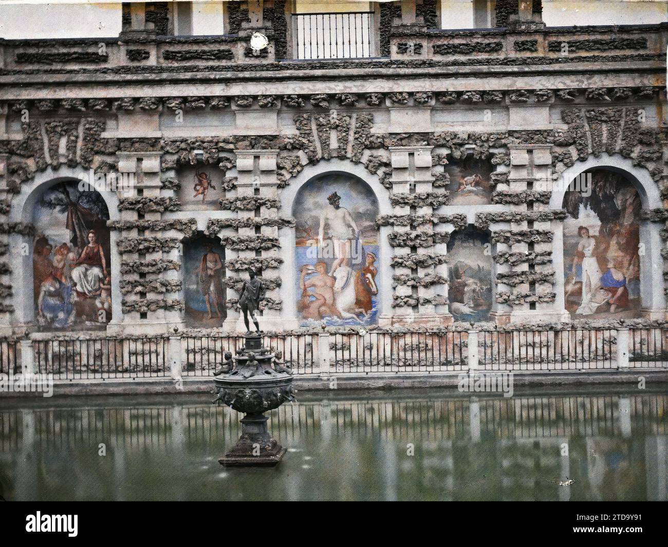 Séville, Espagne dans les jardins de l'Alcazar, la galerie Grotesco ('des Grotesques') et la fontaine de Mercure au centre du bassin, Art, Habitat, Architecture, Statue, roi, Reine, élément aquatique, Sculpture, Architecture de jardin, décoration peinte, peinture, installation hydraulique, Fontaine, jardin arabo-andalou, Renaissance, Palais, Château, Espagne, Séville, jardins et bassins de l'Alcazar, Séville, 23/06/1914 - 23/06/1914, Léon, Auguste, photographe, 1914 - Espagne, Europe - Auguste Léon - (15 juin-4 July), Autochrome, photo, verre, Autochrome, photo, positive Banque D'Images