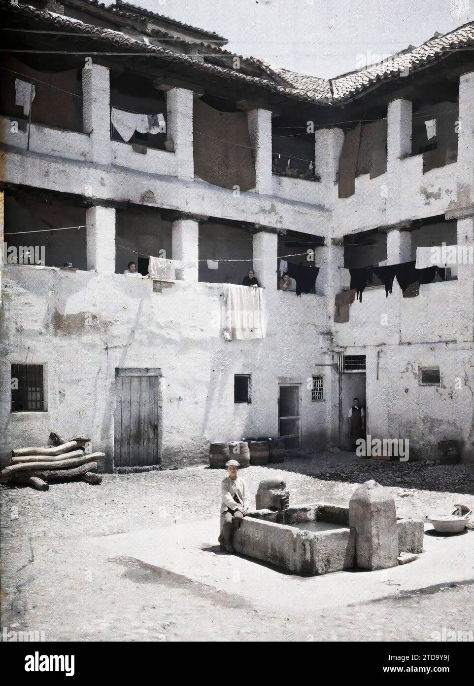 Grenade, Espagne Corral del Carbon (chantier naval de charbon), logement, Architecture, vie quotidienne, Art, Caravansérail, Architecture commerciale, vie domestique, Fontaine, Moyen âge, Cour, Espagne, Granada, Casa Del Carbon (Ancne My Arabic), Grenade, 28/06/1914 - 28/06/1914, Léon, Auguste, photographe, 1914 - Espagne, Europe - Auguste Léon - (15 juin-4 July), Autochrome, photo, verre, Autochrome, photo, positif, horizontal, taille 9 x 12 cm Banque D'Images