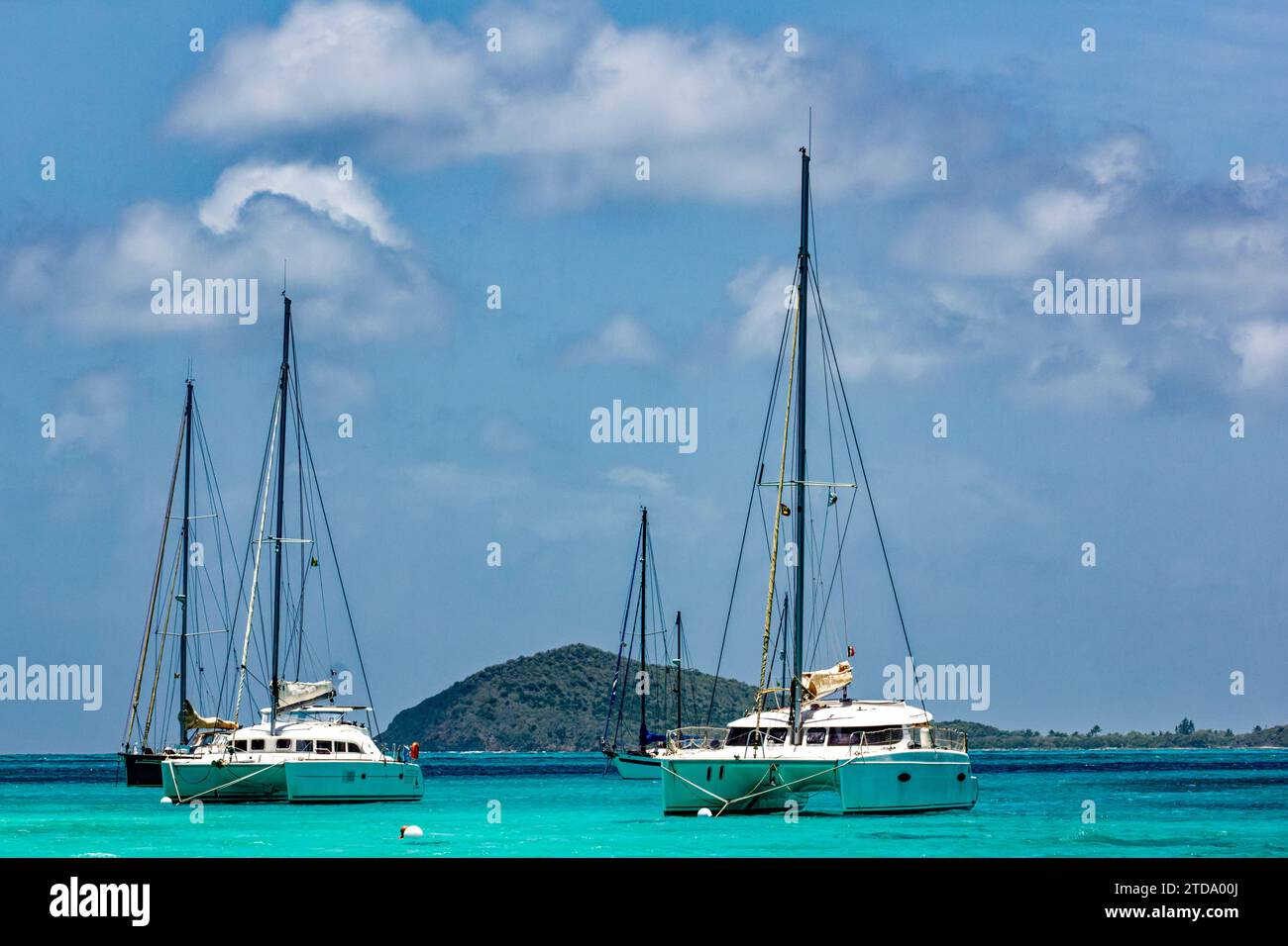 Bateaux à voile amarrés dans les Tobago Cays sur un océan turquoise des Caraïbes, Mayreau, Saint Vincent et les Grenadines. Banque D'Images