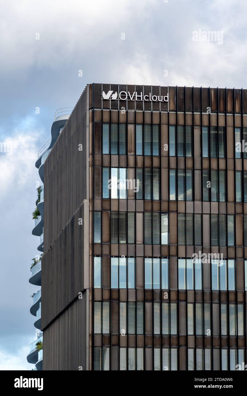 Vue extérieure d'un bâtiment OVHcloud. OVHcloud, anciennement OVH, est une société française spécialisée dans le cloud computing et l’hébergement de données Internet Banque D'Images