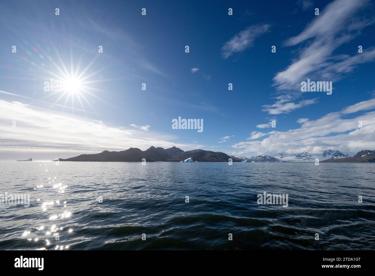 Géorgie du Sud, Grytviken. Vue grand angle de la côte à Grytviken avec Sunburst. Banque D'Images