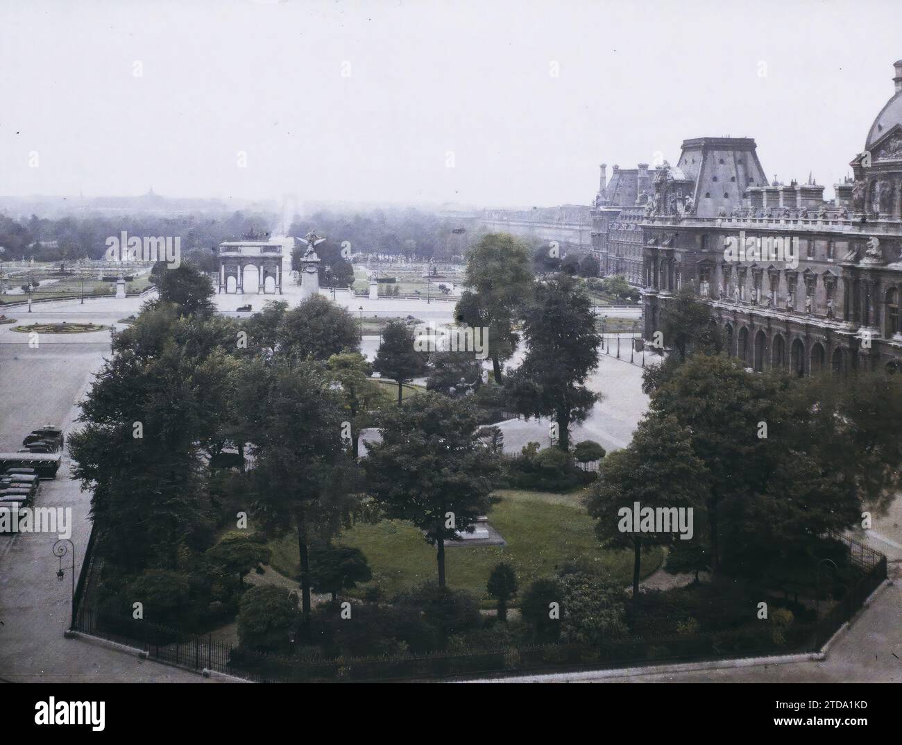 Paris (1e-8e arrondissement), France vue du Louvre vers place de l'Etoile, Habitat, Architecture, Musée, Arc, arcade/arceau, Parc, jardin, Panorama de la zone urbaine, Palais, Château, France, Paris, vue prise du Louvre vers l'Etoile, Louvre, 20/08/1927 - 20/08/1927, Léon, Auguste, photographe, Autochrome, photo, verre, Autochrome, photo, positif, horizontal, taille 9 x 12 cm Banque D'Images