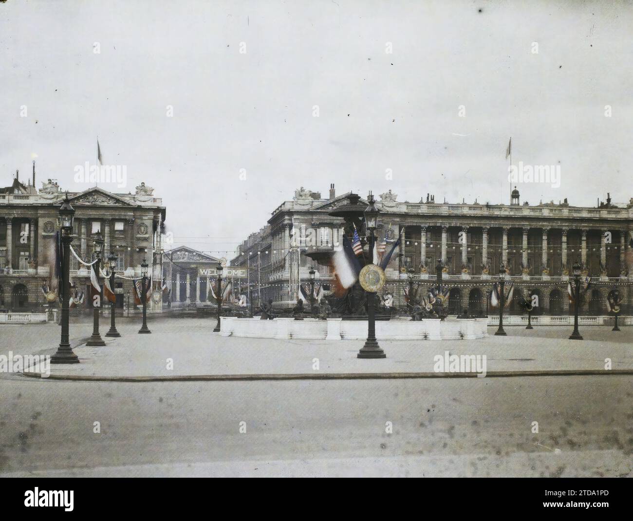 Paris (8e arrondissement), France décorations place de la Concorde pour le 9e congrès de la Légion américaine, religion, Art, logement, Architecture, première Guerre mondiale, Société, lampadaire, lampadaire, Église, christianisme, Ministère, Sculpture, Architecture civile publique, colonne, commémoration, conférence, congrès, fontaine, manoir, carré, Pediment, décoration sculptée, intervention américaine, drapeau, architecture religieuse, Armée, France, Paris, Paris décoré pour la réception de la Légion américaine : décorations de la place de la Concorde, Etats-Unis, Concorde, 20/09/192 Banque D'Images