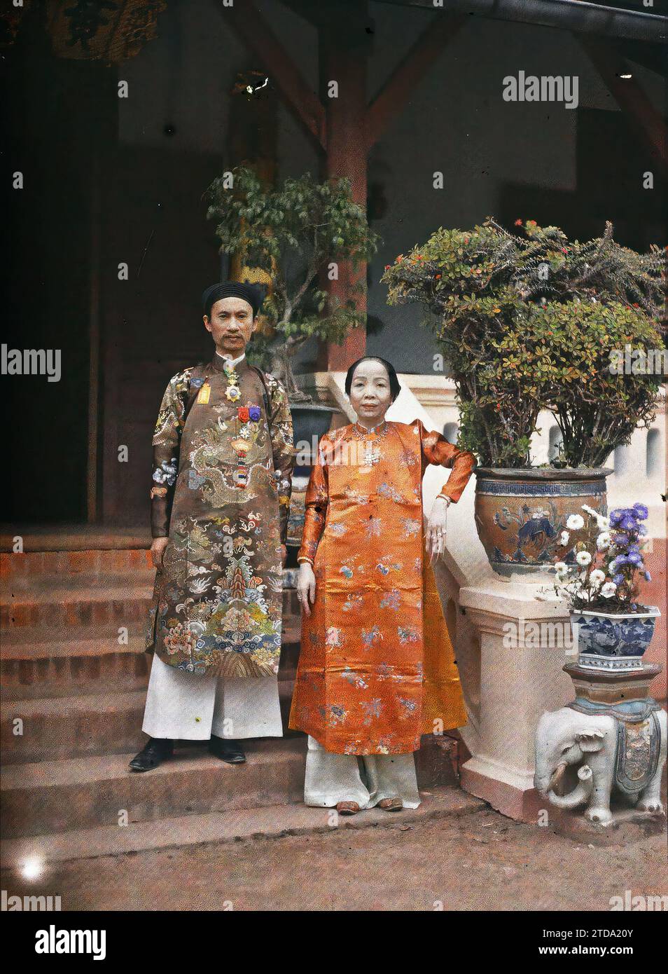 Hà-dông, Tonkin, Indochine le Tông-dôc (gouverneur) de la province, M. Hoang Trong Phu et son épouse, devant leur villa, êtres humains, personnalité, vêtements, Animal, société, femme, figure politique, Costume, animal représenté, animal fantastique, éléphant, escalier, chaussure, Portrait, fleur, influence occidentale, coiffure, coiffures, Homme, Indochine, Tonkin, Hâdông, mandarins - Tong-Doc de la province de Hâdông et sa femme debout, Ha-Dong, 01/01/1914 - 31/12/1915, Busy, Léon, Léon Busy photographe en Indochine, Autochrome, photo, verre, Autochrome, photo, positif, vertical, taille 9 x 12 c. Banque D'Images