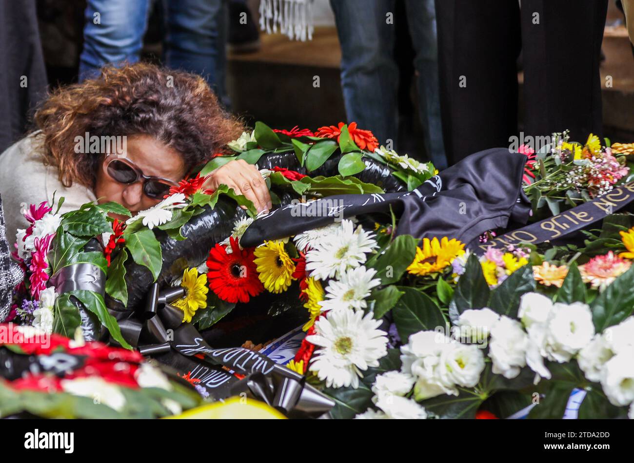 Jérusalem, Israël. 17 décembre 2023. La mère appuyée sur la tombe fraîche de Joseph Avner Duran qui a été tué dans la guerre de 'l'épée de fer' entre Israël et le Hamas dans le regard. Crédit : Yoram Biberman/Alamy Live News. Banque D'Images