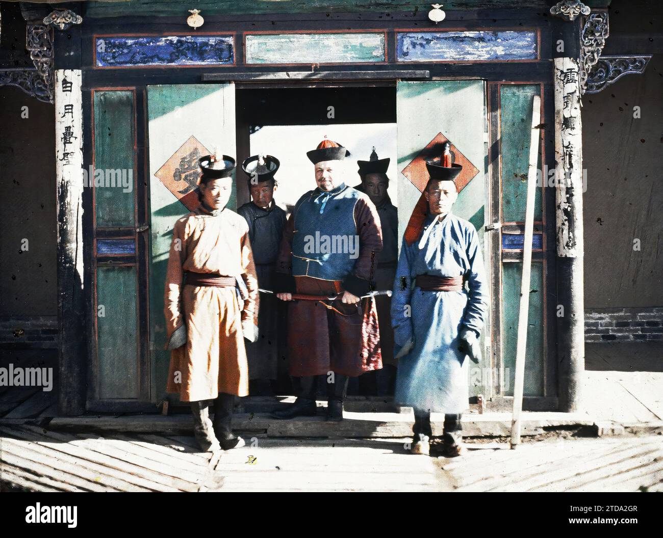 Ourga, Mongolie Hermann Consten (? ) Avec des fonctionnaires de la cour de Bogd Khan, personnalité, vêtements, relations internationales, HD, art, êtres humains, Inscription, information, logement, architecture, Société, personnalité politique, personnalité de la noblesse, personnalité militaire, Costume, présence étrangère, Ministre, existe en haute définition, Sculpture, Portrait de Groupe, fonctionnaire, peinture, inscription architecturale, arme, coiffure, coiffures, palais, Château, Armée, Chine, Oulan-Bator, Russie [dans le cadre de], 01/07/1913 - 31/07/1913, Passet, Stéphane, photographe, 1913 - Mongolie, Banque D'Images