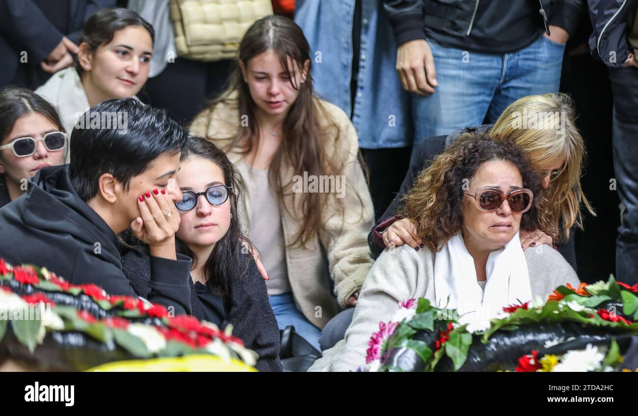Jérusalem, Israël. 17 décembre 2023. Des femmes (y compris la mère et la sœur) près de la tombe fraîche de Joseph Avner Duran qui a été tué dans la guerre de «l'épée de fer» entre Israël et le Hamas dans le regard. Banque D'Images