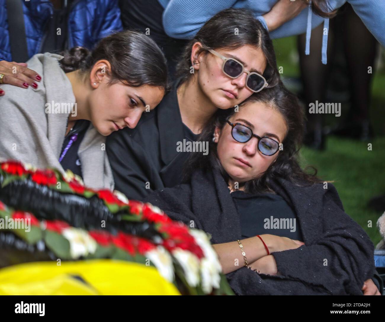 Jérusalem, Israël. 17 décembre 2023. Trois jeunes filles près de la tombe fraîche de Joseph Avner Duran qui a été tué dans la guerre de «l'épée de fer» entre Israël et le Hamas dans le regard. Crédit : Yoram Biberman/Alamy Live News. Banque D'Images