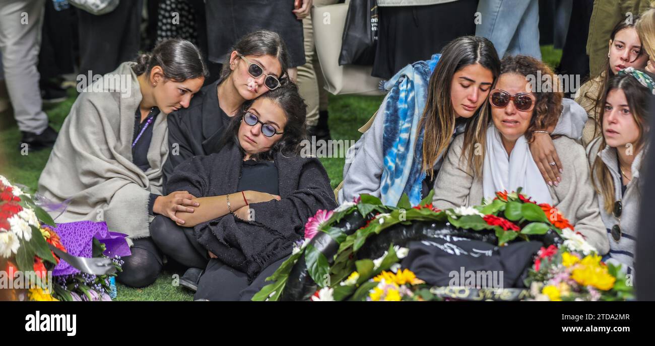 Jérusalem, Israël. 17 décembre 2023. Un groupe de femmes (dont la mère et la sœur) près de la tombe fraîche de Joseph Avner Duran qui a été tué dans la guerre de 'l'épée de fer' entre Israël et le Hamas dans le regard. Crédit : Yoram Biberman/Alamy Live News. Banque D'Images