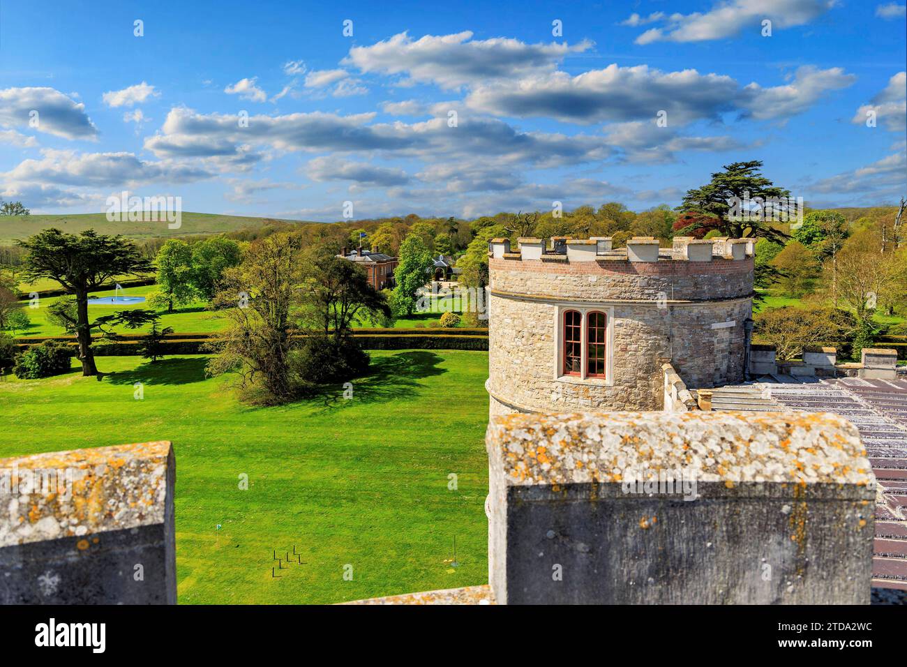 Château de Lulworth UK/Dorset/ East Lulworth Â Château de Lulworth ist ein historisches Schloss in der Grafschaft Dorset, Angleterre. Château de Lulworth, ein Juwel der Jacobean-Architektur, erhebt sich majestätisch über die sanfte Landschaft von Dorset, Angleterre. Mit seinen charakteristischen Türmchen und Zinnen strahlt das Schloss einen zeitlosen charme aus. Die geschichtsträchtige Vergangenheit des Anwesens erstreckt sich bis ins 17. Jahrhundert, und nach umfassender Restaurierung erstrahlt es heute in seiner alten Pracht. Eingebettet in die malerische Umgebung des Lulworth Estate bietet das Schloss nicht Banque D'Images