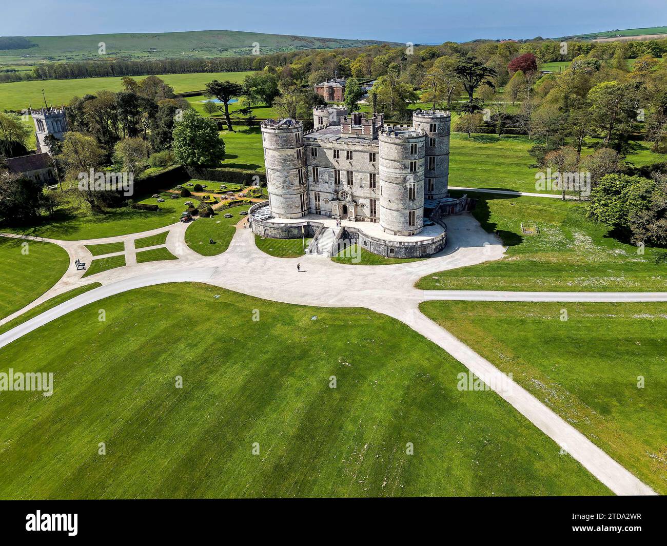 Château de Lulworth UK/Dorset/ East Lulworth Â Château de Lulworth ist ein historisches Schloss in der Grafschaft Dorset, Angleterre. Château de Lulworth, ein Juwel der Jacobean-Architektur, erhebt sich majestätisch über die sanfte Landschaft von Dorset, Angleterre. Mit seinen charakteristischen Türmchen und Zinnen strahlt das Schloss einen zeitlosen charme aus. Die geschichtsträchtige Vergangenheit des Anwesens erstreckt sich bis ins 17. Jahrhundert, und nach umfassender Restaurierung erstrahlt es heute in seiner alten Pracht. Eingebettet in die malerische Umgebung des Lulworth Estate bietet das Schloss nicht Banque D'Images