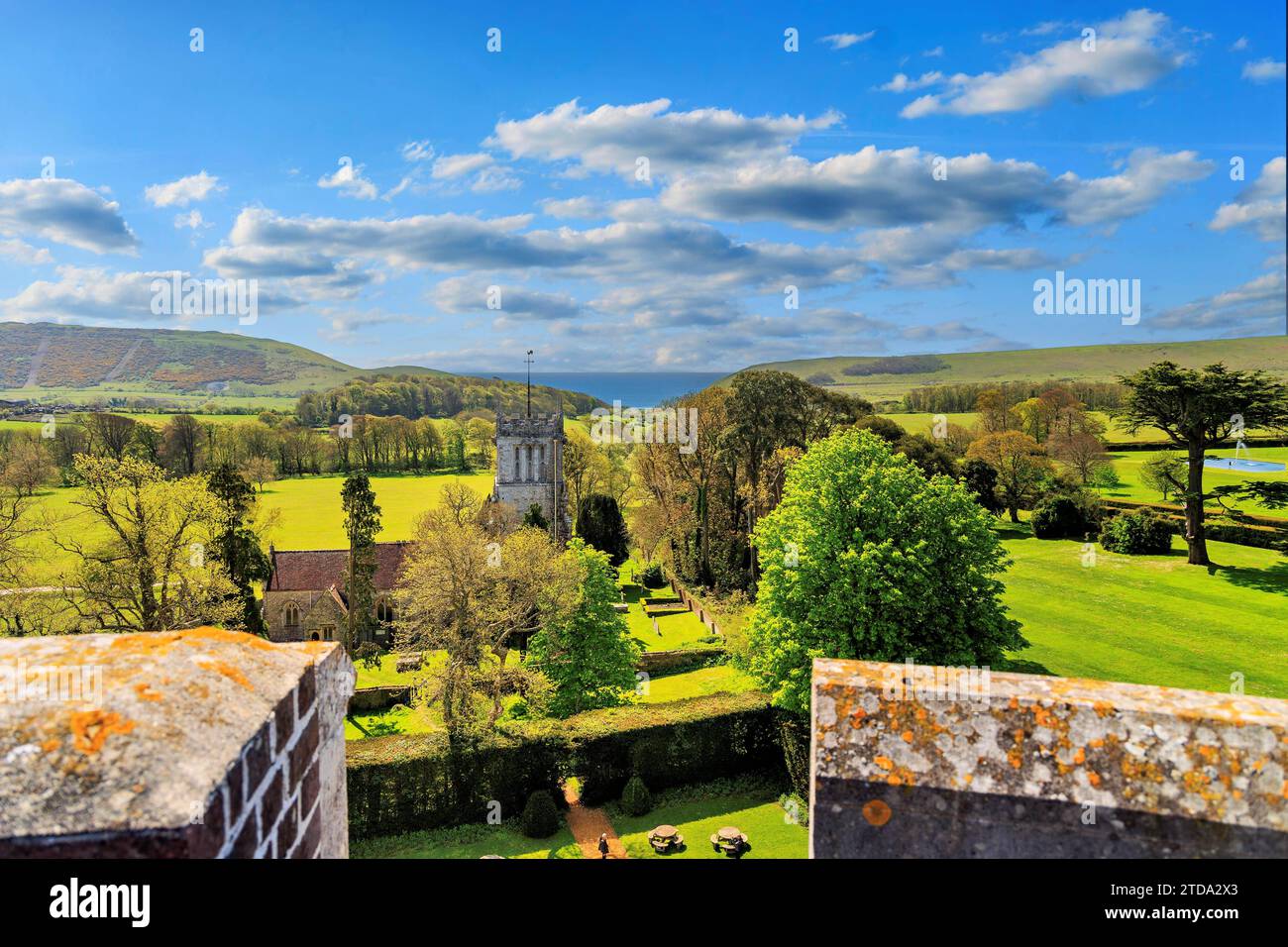 Château de Lulworth UK/Dorset/ East Lulworth Â Château de Lulworth ist ein historisches Schloss in der Grafschaft Dorset, Angleterre. Château de Lulworth, ein Juwel der Jacobean-Architektur, erhebt sich majestätisch über die sanfte Landschaft von Dorset, Angleterre. Mit seinen charakteristischen Türmchen und Zinnen strahlt das Schloss einen zeitlosen charme aus. Die geschichtsträchtige Vergangenheit des Anwesens erstreckt sich bis ins 17. Jahrhundert, und nach umfassender Restaurierung erstrahlt es heute in seiner alten Pracht. Eingebettet in die malerische Umgebung des Lulworth Estate bietet das Schloss nicht Banque D'Images