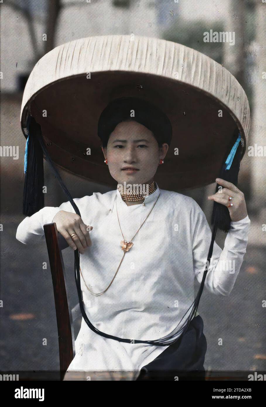 Hà-nôi, Hainoi Vietnam, Tonkin, Indochine Une jeune femme quadroon portant un grand chapeau de feuille de latanier avec une longue jugulaire décorée de pompons, êtres humains, vêtements, Femme, Costume, portrait, bijoux, coiffure, coiffures, Indochine, Tonkin, Hanoi, Jeune femme habillée en costume annamite, Hà-nôi, Hainoi Vietnam, 01/03/1915 - 31/03/1915, occupé, Léon, Léon Busy photographe en Indochine, Autochrome, photo, verre, Autochrome, photo, positif, vertical, taille 9 x 12 cm Banque D'Images