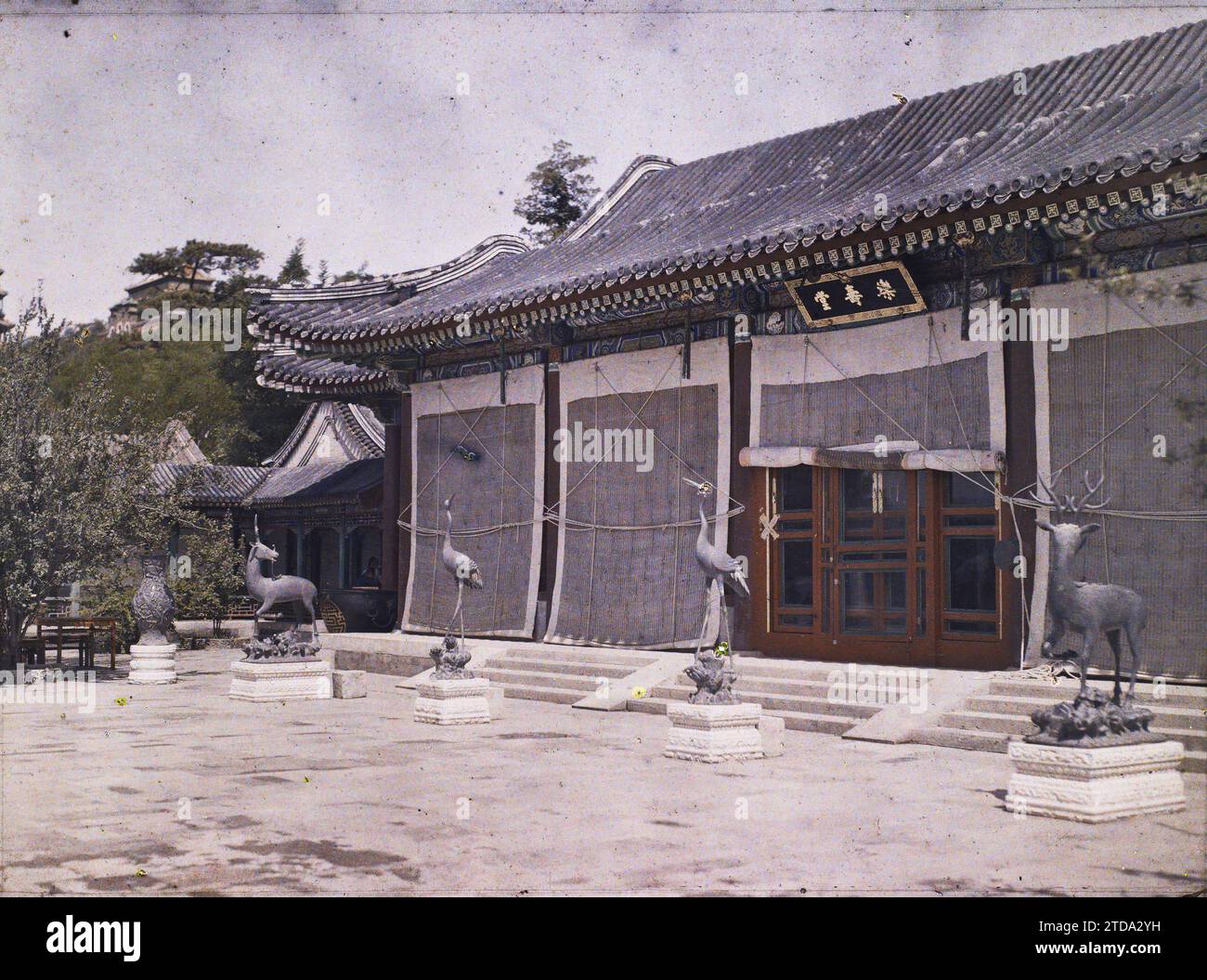 Pékin, Chine Leshoutang ('Hall de la longévité heureuse'), qui abritait les appartements de l'impératrice douairière, façade sud, Palais d'été de Yiheyuan ('jardin de la Concorde entretenue'), Animal, Art, Inscription, information, habitat, Architecture, animal représenté, animal fantastique, tapis, accrochages muraux, Sculpture, vase, Inscription architecturale, Parc, jardin, Chine, Pékin, Palais d'été, Un pavillon de la cour principale, Yiheyuan, 29/06/1912 - 29/06/1912, Passet, Stéphane, photographe, 1912 - Chine - Stéphane Passet, Autochrome, photo, verre, Autochrome, photo, positif, horizontal, taille 9 x 12 Banque D'Images