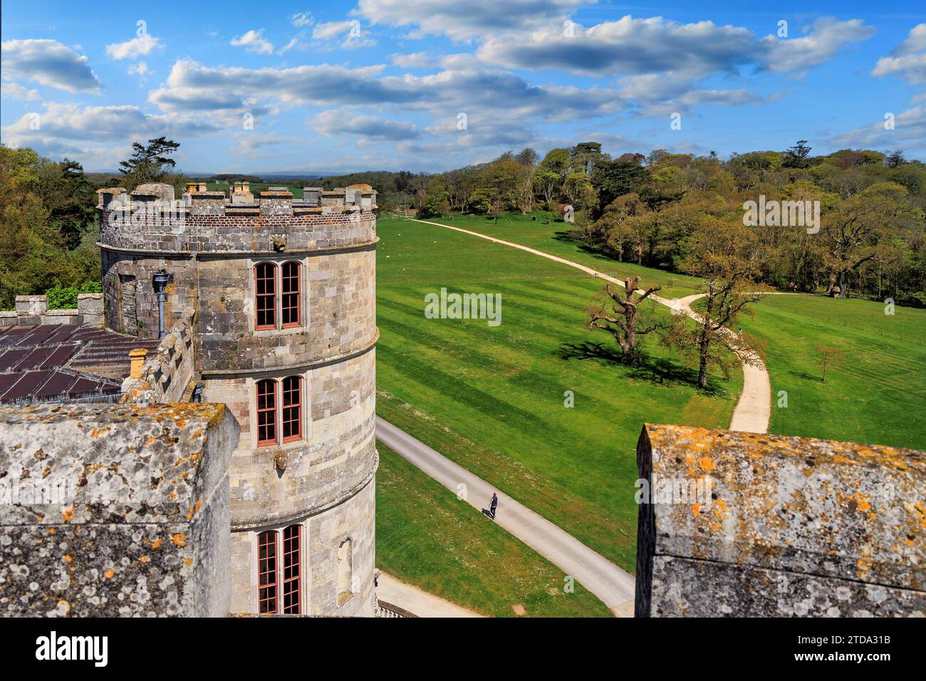 Château de Lulworth UK/Dorset/ East Lulworth Â Château de Lulworth ist ein historisches Schloss in der Grafschaft Dorset, Angleterre. Château de Lulworth, ein Juwel der Jacobean-Architektur, erhebt sich majestätisch über die sanfte Landschaft von Dorset, Angleterre. Mit seinen charakteristischen Türmchen und Zinnen strahlt das Schloss einen zeitlosen charme aus. Die geschichtsträchtige Vergangenheit des Anwesens erstreckt sich bis ins 17. Jahrhundert, und nach umfassender Restaurierung erstrahlt es heute in seiner alten Pracht. Eingebettet in die malerische Umgebung des Lulworth Estate bietet das Schloss nicht Banque D'Images