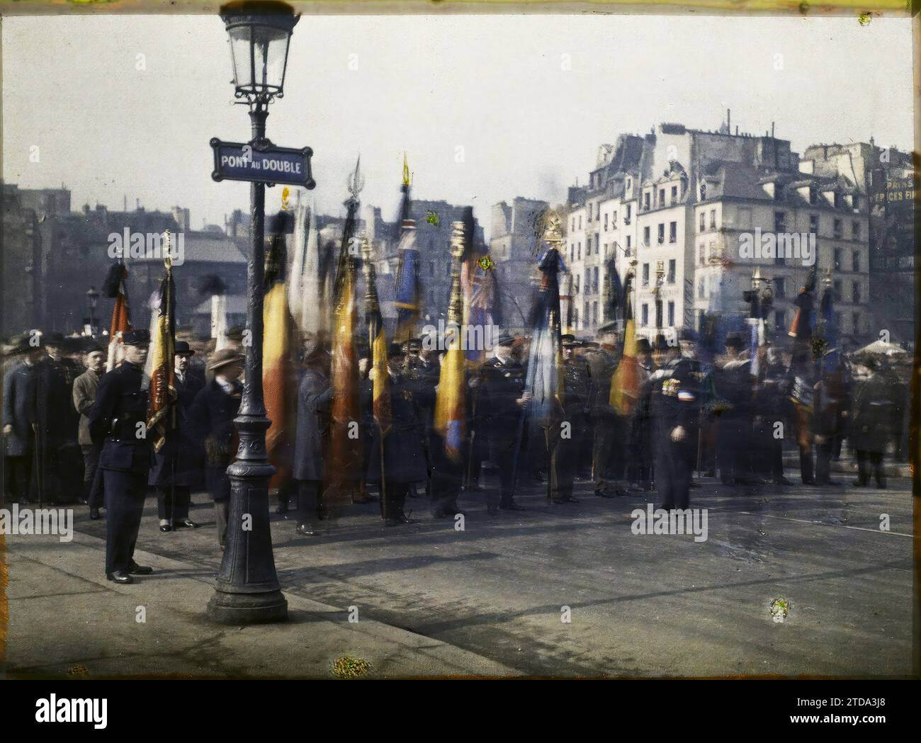 Paris (4e-5e arr.), France Parade des délégations étrangères sur le Pont au Double pour les funérailles du maréchal Foch, vue prise vers le quai de Montebello, Société, personnalité, vêtements, lampadaire, lampadaire, funérailles, funérailles de personnalités, uniforme militaire, défilé militaire, foule, signe de rue, drapeau, France, Paris, funérailles du maréchal Foch France, Paris, funérailles du maréchal Foch, Paris, 26/03/1929 - 26/03/1929, Passet, Stéphane, photographe, Autochrome, photo, verre, Autochrome, photo, positif, horizontal, taille 9 x 12 cm Banque D'Images