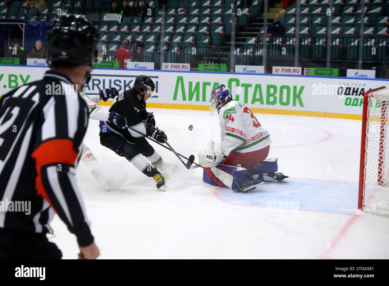 Saint-Pétersbourg, Russie. 17 décembre 2023. Pavel Moysevich (34 ans), joueur de l'équipe nationale de hockey de Biélorussie, et Stars et la joueuse de l'équipe de hockey de la VHL, Ilya Fedotov (71 ans) vus en action lors de la coupe Channel One (hockey sur glace) entre la Biélorussie et Stars et la VHL au Palais des sports de glace. Score final ; Biélorussie 4:5 étoiles et la VHL. Crédit : SOPA Images Limited/Alamy Live News Banque D'Images