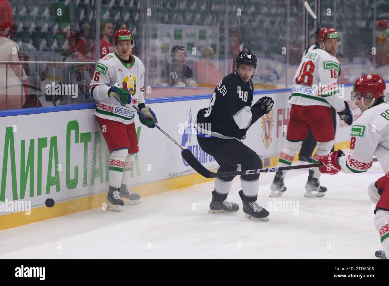 Saint-Pétersbourg, Russie. 17 décembre 2023. Ivan Drozdov (16), joueur de l'équipe nationale de hockey de Biélorussie, et Stars et le joueur de l'équipe de hockey de la VHL, Arseni Koromyslov (48) vu en action lors de la coupe Channel One (hockey sur glace) entre la Biélorussie et Stars et la VHL au Palais des sports de glace. Score final ; Biélorussie 4:5 étoiles et la VHL. Crédit : SOPA Images Limited/Alamy Live News Banque D'Images