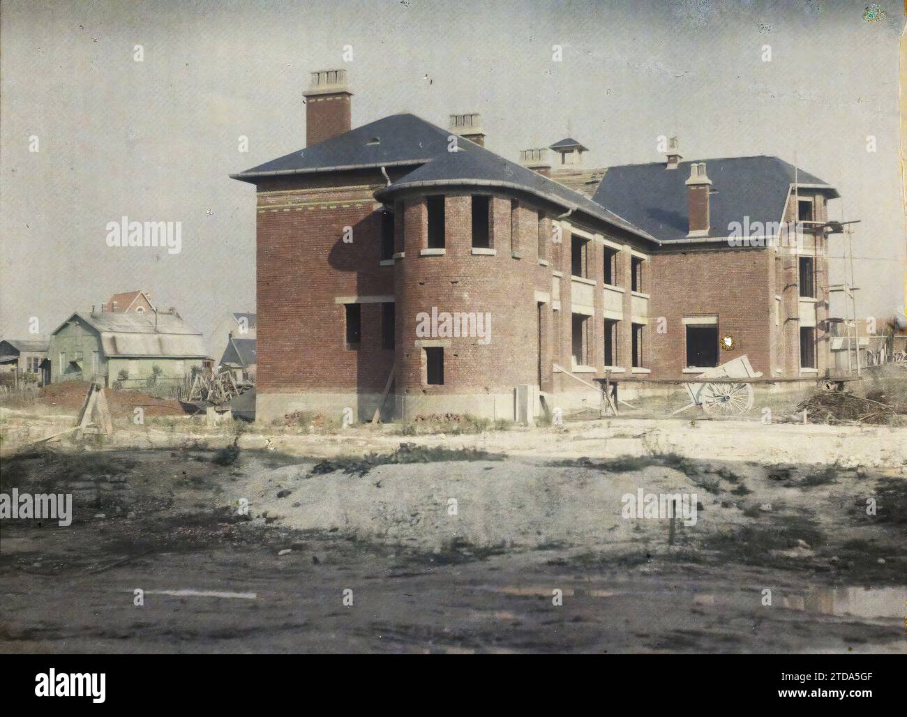 Albert, France, logement, Architecture, Education, première Guerre mondiale, échafaudage, étaiement, travaux, éducation publique, architecture civile publique, reconstructions, après-guerre, somme, Albert, nouveaux bâtiments du groupe scolaire, Albert, 26/10/1929 - 26/10/1929, Passet, Stéphane, photographe, 1929 - provinces Françaises - Stéphane Passet - (26 mars-18 mai), Autochrome, photo, verre, Autochrome, photo, positive Banque D'Images Albert, France, logement, Architecture, Education, première Guerre mondiale, échafaudage, étaiement, travaux, éducation publique, architecture civile publique, reconstructions, après-guerre, somme, Albert, nouveaux bâtiments du groupe scolaire, Albert, 26/10/1929 - 26/10/1929, Passet, Stéphane, photographe, 1929 - provinces Françaises - Stéphane Passet - (26 mars-18 mai), Autochrome, photo, verre, Autochrome, photo, positive Banque D'Images