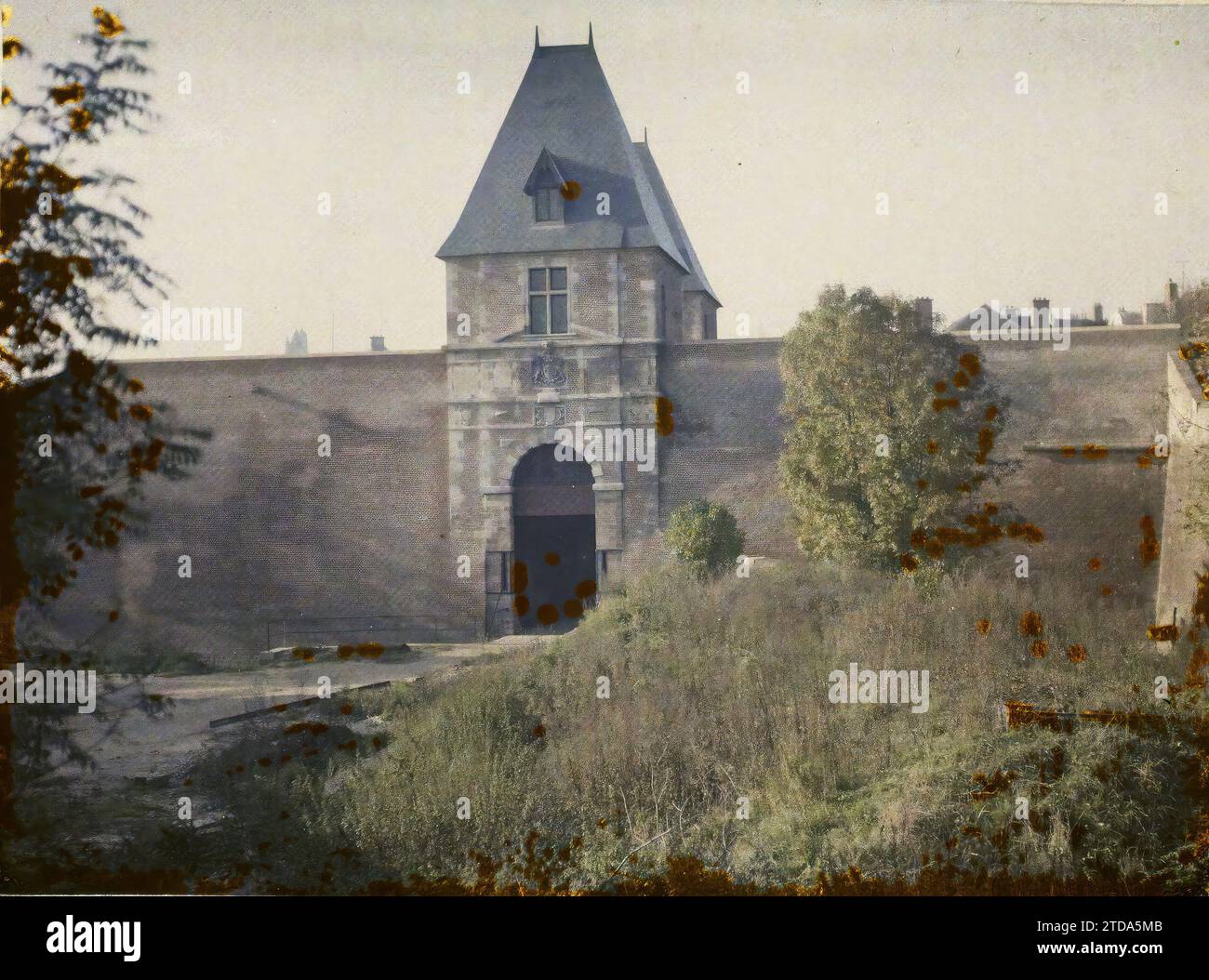 Péronne, France, Habitat, Architecture, première Guerre mondiale, art, Tour, Architecture civile publique, Architecture fortifiée, reconstructions, porte, fortifications, Renaissance, après-guerre, Rampart, somme, Péronne, la porte de Bretagne reconstruite, Péronne, 30/10/1929 - 30/10/1929, Passet, Stéphane, photographe, 1929 - provinces Françaises - Stéphane Passet - (26 mars-18 mai), Autochrome, photo, verre, Autochrome, photo, positive Banque D'Images Péronne, France, Habitat, Architecture, première Guerre mondiale, art, Tour, Architecture civile publique, Architecture fortifiée, reconstructions, porte, fortifications, Renaissance, après-guerre, Rampart, somme, Péronne, la porte de Bretagne reconstruite, Péronne, 30/10/1929 - 30/10/1929, Passet, Stéphane, photographe, 1929 - provinces Françaises - Stéphane Passet - (26 mars-18 mai), Autochrome, photo, verre, Autochrome, photo, positive Banque D'Images