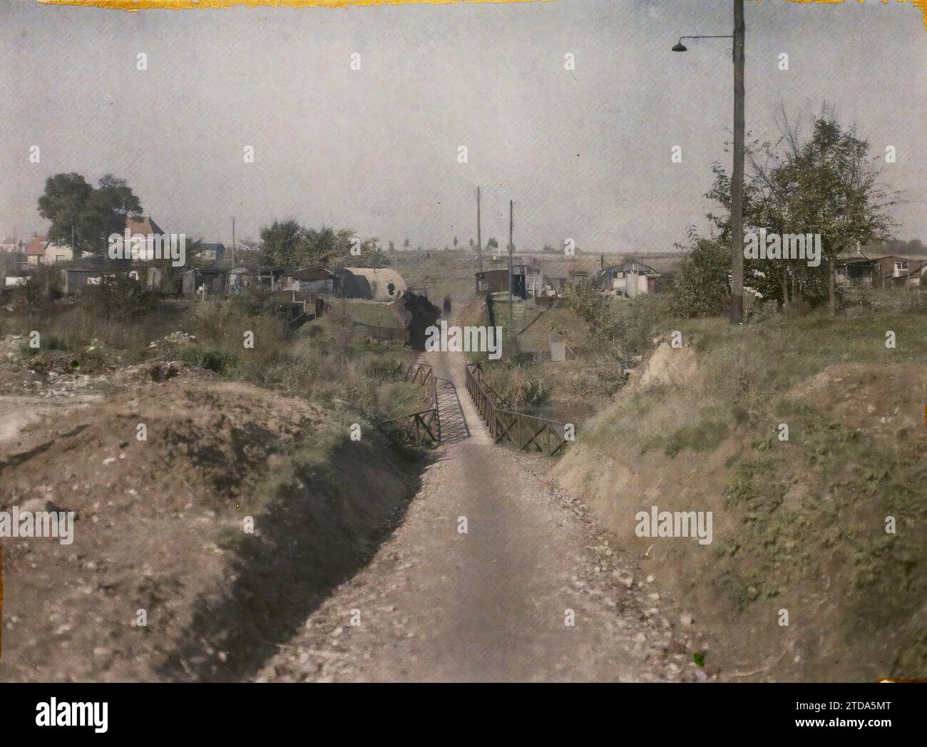 Péronne, France, Habitat, Architecture, première Guerre mondiale, route, Génie civil, reconstructions, après-guerre, Panorama de la zone urbaine, Pont, Architecture éphémère, somme, Péronne, un quartier de casernes en bois, Péronne, 30/10/1929 - 30/10/1929, Passet, Stéphane, photographe, 1929 - provinces Françaises - Stéphane Passet - (26 mars-18 mai), Autochrome, photo, verre, Autochrome, photo, positive Banque D'Images Péronne, France, Habitat, Architecture, première Guerre mondiale, route, Génie civil, reconstructions, après-guerre, Panorama de la zone urbaine, Pont, Architecture éphémère, somme, Péronne, un quartier de casernes en bois, Péronne, 30/10/1929 - 30/10/1929, Passet, Stéphane, photographe, 1929 - provinces Françaises - Stéphane Passet - (26 mars-18 mai), Autochrome, photo, verre, Autochrome, photo, positive Banque D'Images