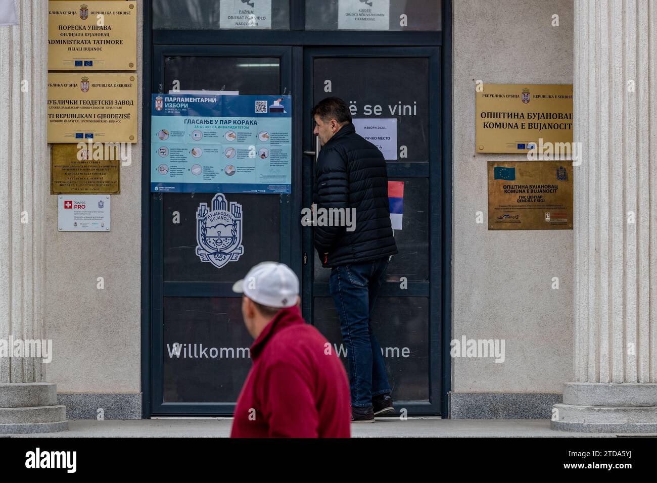 Un électeur est photographié devant un bureau de vote à Bujanovac, en Serbie, où les citoyens ont voté lors des élections législatives et locales du dimanche 17 décembre 2023. (VX photo/ Vudi Xhymshiti) Banque D'Images