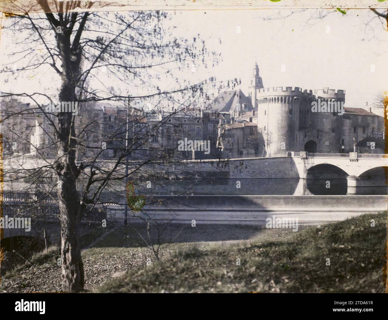 Verdun, France, Habitat, Architecture, première Guerre mondiale, rivière, Tour, Génie civil, Bell Tower, Quay, architecture fortifiée, reconstructions, porte, fortifications, après-guerre, pont, Meuse, Verdun, vue prise du pont et de la porte de la route, Verdun, 14/11/1929 - 14/11/1929, Passet, Stéphane, photographe, 1929 - provinces Françaises - Stéphane Passet - (26 mars-18 mai), Autochrome, photo, verre, Autochrome, photo, positive Banque D'Images Verdun, France, Habitat, Architecture, première Guerre mondiale, rivière, Tour, Génie civil, Bell Tower, Quay, architecture fortifiée, reconstructions, porte, fortifications, après-guerre, pont, Meuse, Verdun, vue prise du pont et de la porte de la route, Verdun, 14/11/1929 - 14/11/1929, Passet, Stéphane, photographe, 1929 - provinces Françaises - Stéphane Passet - (26 mars-18 mai), Autochrome, photo, verre, Autochrome, photo, positive Banque D'Images