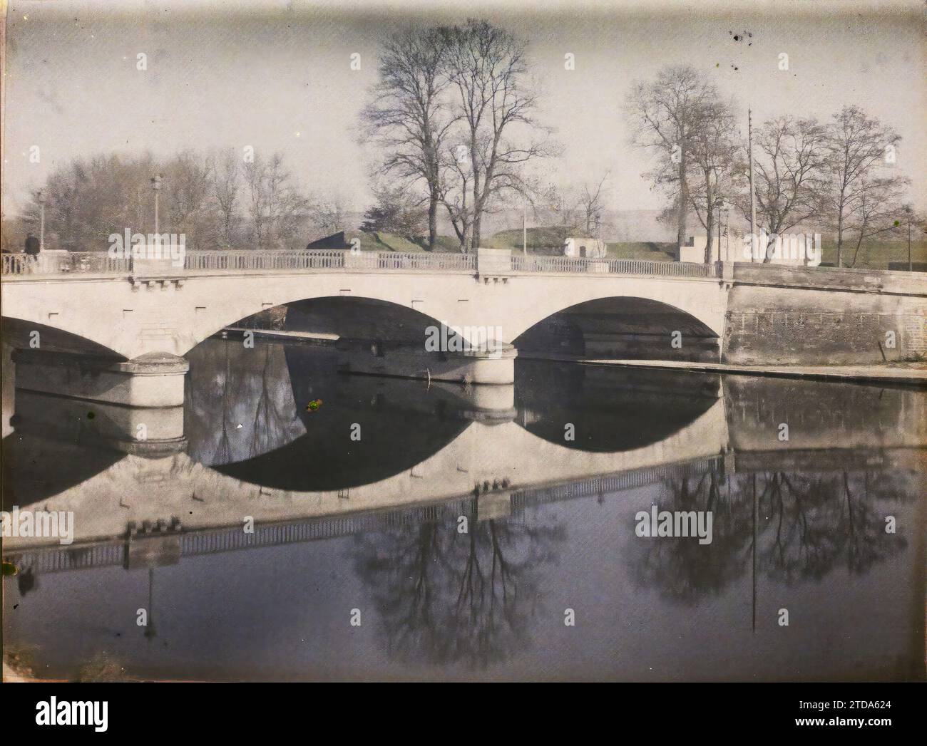 Verdun, France, Habitat, Architecture, première Guerre mondiale, rivière, Génie civil, reconstructions, après-guerre, Balustrade, pont, Meuse, Verdun, le Pont chaussée, Verdun, 14/11/1929 - 14/11/1929, Passet, Stéphane, photographe, 1929 - provinces Françaises - Stéphane Passet - (26 mars-18 mai), Autochrome, photo, verre, Autochrome, photo, positive Banque D'Images Verdun, France, Habitat, Architecture, première Guerre mondiale, rivière, Génie civil, reconstructions, après-guerre, Balustrade, pont, Meuse, Verdun, le Pont chaussée, Verdun, 14/11/1929 - 14/11/1929, Passet, Stéphane, photographe, 1929 - provinces Françaises - Stéphane Passet - (26 mars-18 mai), Autochrome, photo, verre, Autochrome, photo, positive Banque D'Images
