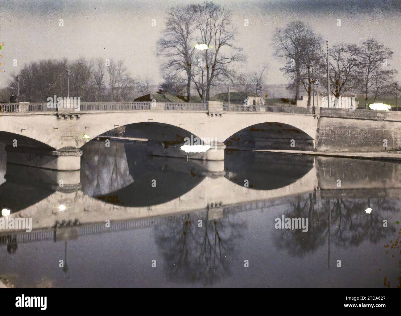 Verdun, France, Habitat, Architecture, première Guerre mondiale, rivière, Génie civil, reconstructions, après-guerre, Balustrade, pont, Meuse, Verdun, le Pont chaussée, Verdun, 14/11/1929 - 14/11/1929, Passet, Stéphane, photographe, 1929 - provinces Françaises - Stéphane Passet - (26 mars-18 mai), Autochrome, photo, verre, Autochrome, photo, positive Banque D'Images Verdun, France, Habitat, Architecture, première Guerre mondiale, rivière, Génie civil, reconstructions, après-guerre, Balustrade, pont, Meuse, Verdun, le Pont chaussée, Verdun, 14/11/1929 - 14/11/1929, Passet, Stéphane, photographe, 1929 - provinces Françaises - Stéphane Passet - (26 mars-18 mai), Autochrome, photo, verre, Autochrome, photo, positive Banque D'Images