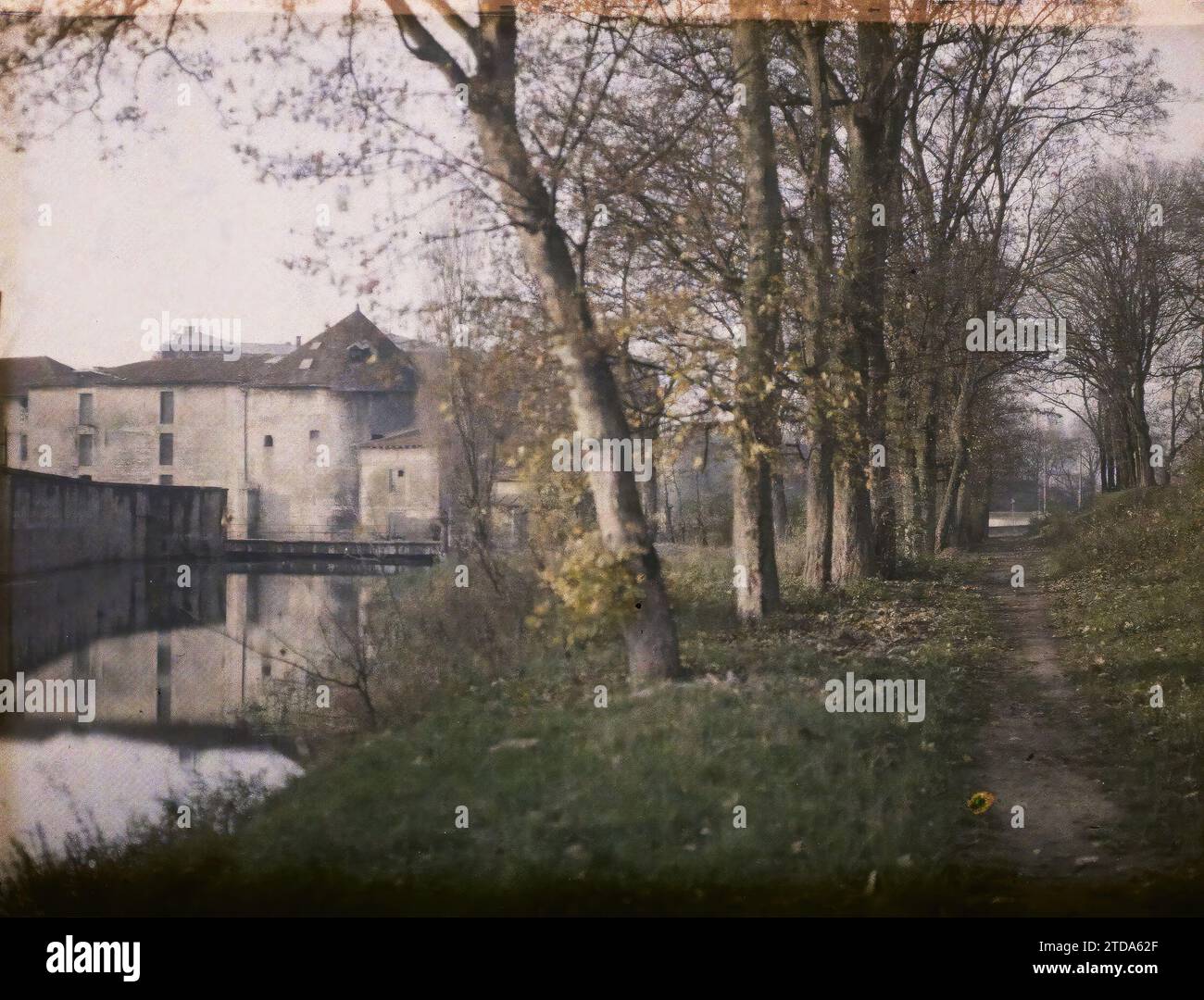 Verdun, France, Habitat, Architecture, première Guerre mondiale, canal, feuillu, route, Génie civil, reconstructions, après-guerre, Meuse, Verdun, rives de la Meuse, Verdun, 14/11/1929 - 14/11/1929, Passet, Stéphane, photographe, 1929 - provinces Françaises - Stéphane Passet - (26 mars-18 mai), Autochrome, photo, verre, Autochrome, photo, positive Banque D'Images Verdun, France, Habitat, Architecture, première Guerre mondiale, canal, feuillu, route, Génie civil, reconstructions, après-guerre, Meuse, Verdun, rives de la Meuse, Verdun, 14/11/1929 - 14/11/1929, Passet, Stéphane, photographe, 1929 - provinces Françaises - Stéphane Passet - (26 mars-18 mai), Autochrome, photo, verre, Autochrome, photo, positive Banque D'Images