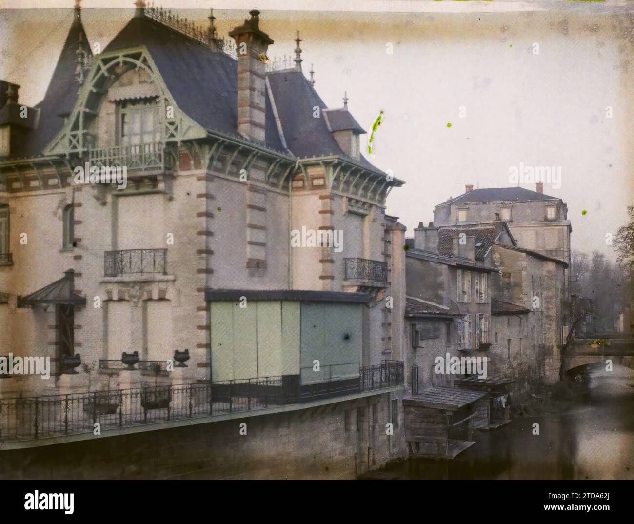 Verdun, France, Habitat, Architecture, première Guerre mondiale, art, Canal, toiture, Génie civil, habitation, balcon, loggia, reconstructions, auvent, ferronnerie, après-guerre, Balustrade, Pont, Meuse, Verdun, rives de la Meuse, Verdun, 14/11/1929 - 14/11/1929, Passet, Stéphane, photographe, 1929 - provinces Françaises - Stéphane Passet - (26 mars-18 mai), Autochrome, photo, verre, Autochrome, photo, positive Banque D'Images Verdun, France, Habitat, Architecture, première Guerre mondiale, art, Canal, toiture, Génie civil, habitation, balcon, loggia, reconstructions, auvent, ferronnerie, après-guerre, Balustrade, Pont, Meuse, Verdun, rives de la Meuse, Verdun, 14/11/1929 - 14/11/1929, Passet, Stéphane, photographe, 1929 - provinces Françaises - Stéphane Passet - (26 mars-18 mai), Autochrome, photo, verre, Autochrome, photo, positive Banque D'Images