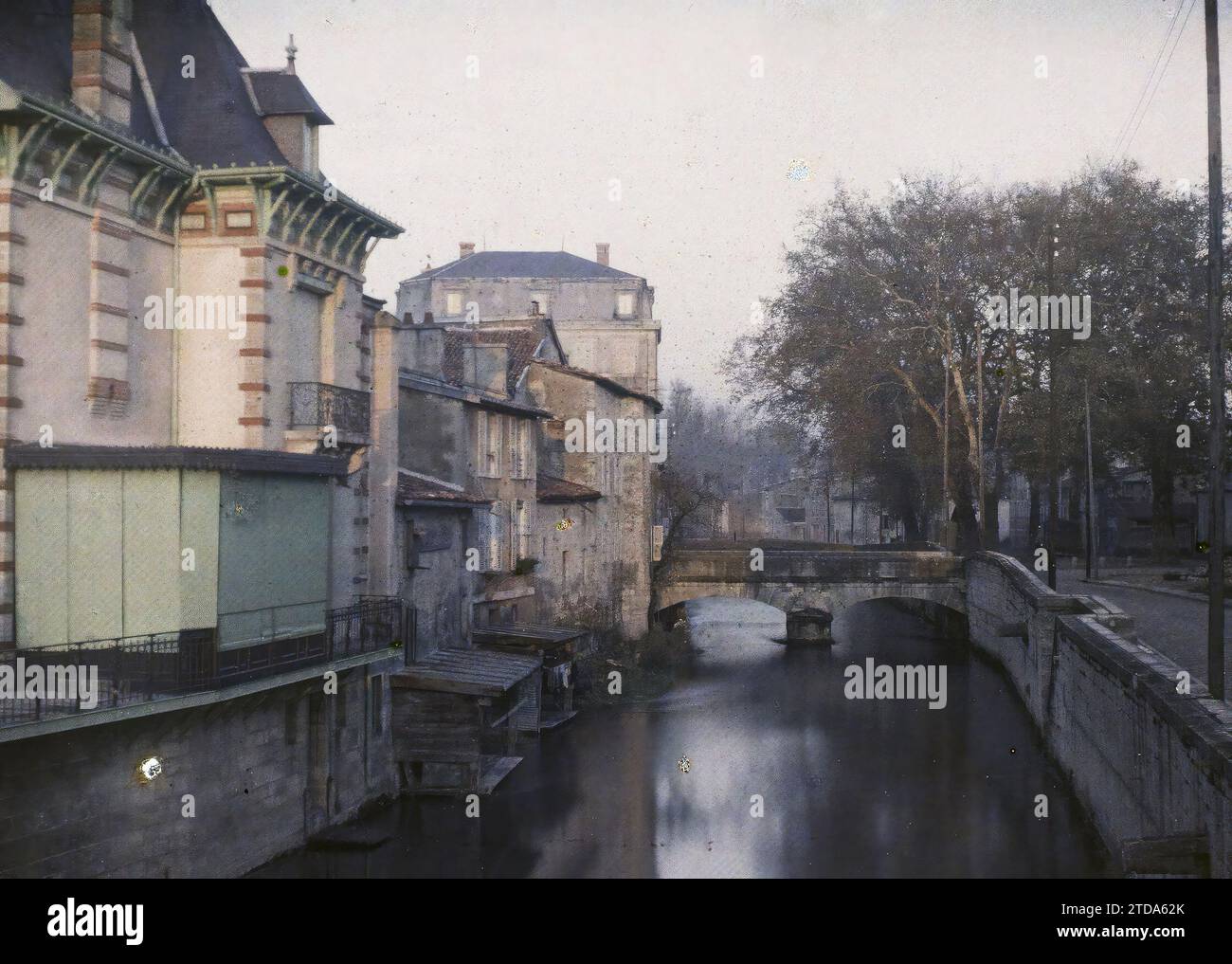 Verdun, France, Habitat, Architecture, première Guerre mondiale, canal, toit, coucher de soleil, lever du soleil, Génie civil, quai, balcon, loggia, reconstructions, après-guerre, balustrade, Pont, Meuse, Verdun, rives de la Meuse au coucher du soleil, Verdun, 14/11/1929 - 14/11/1929, Passet, Stéphane, photographe, 1929 - provinces Françaises - Stéphane Passet - (26 mars-18 mai), Autochrome, photo, verre, Autochrome, photo, positive Banque D'Images Verdun, France, Habitat, Architecture, première Guerre mondiale, canal, toit, coucher de soleil, lever du soleil, Génie civil, quai, balcon, loggia, reconstructions, après-guerre, balustrade, Pont, Meuse, Verdun, rives de la Meuse au coucher du soleil, Verdun, 14/11/1929 - 14/11/1929, Passet, Stéphane, photographe, 1929 - provinces Françaises - Stéphane Passet - (26 mars-18 mai), Autochrome, photo, verre, Autochrome, photo, positive Banque D'Images