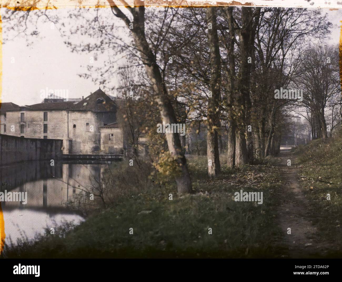 Verdun, France, Habitat, Architecture, première Guerre mondiale, canal, feuillu, route, Génie civil, reconstructions, après-guerre, Meuse, Verdun, rives de la Meuse, Verdun, 14/11/1929 - 14/11/1929, Passet, Stéphane, photographe, 1929 - provinces Françaises - Stéphane Passet - (26 mars-18 mai), Autochrome, photo, verre, Autochrome, photo, positive Banque D'Images Verdun, France, Habitat, Architecture, première Guerre mondiale, canal, feuillu, route, Génie civil, reconstructions, après-guerre, Meuse, Verdun, rives de la Meuse, Verdun, 14/11/1929 - 14/11/1929, Passet, Stéphane, photographe, 1929 - provinces Françaises - Stéphane Passet - (26 mars-18 mai), Autochrome, photo, verre, Autochrome, photo, positive Banque D'Images