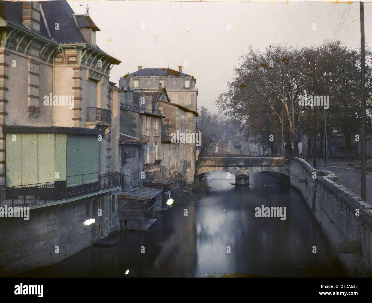 Verdun, France, Habitat, Architecture, première Guerre mondiale, canal, toit, coucher de soleil, lever du soleil, Génie civil, quai, balcon, loggia, reconstructions, après-guerre, balustrade, Pont, Meuse, Verdun, rives de la Meuse au coucher du soleil, Verdun, 14/11/1929 - 14/11/1929, Passet, Stéphane, photographe, 1929 - provinces Françaises - Stéphane Passet - (26 mars-18 mai), Autochrome, photo, verre, Autochrome, photo, positive Banque D'Images Verdun, France, Habitat, Architecture, première Guerre mondiale, canal, toit, coucher de soleil, lever du soleil, Génie civil, quai, balcon, loggia, reconstructions, après-guerre, balustrade, Pont, Meuse, Verdun, rives de la Meuse au coucher du soleil, Verdun, 14/11/1929 - 14/11/1929, Passet, Stéphane, photographe, 1929 - provinces Françaises - Stéphane Passet - (26 mars-18 mai), Autochrome, photo, verre, Autochrome, photo, positive Banque D'Images