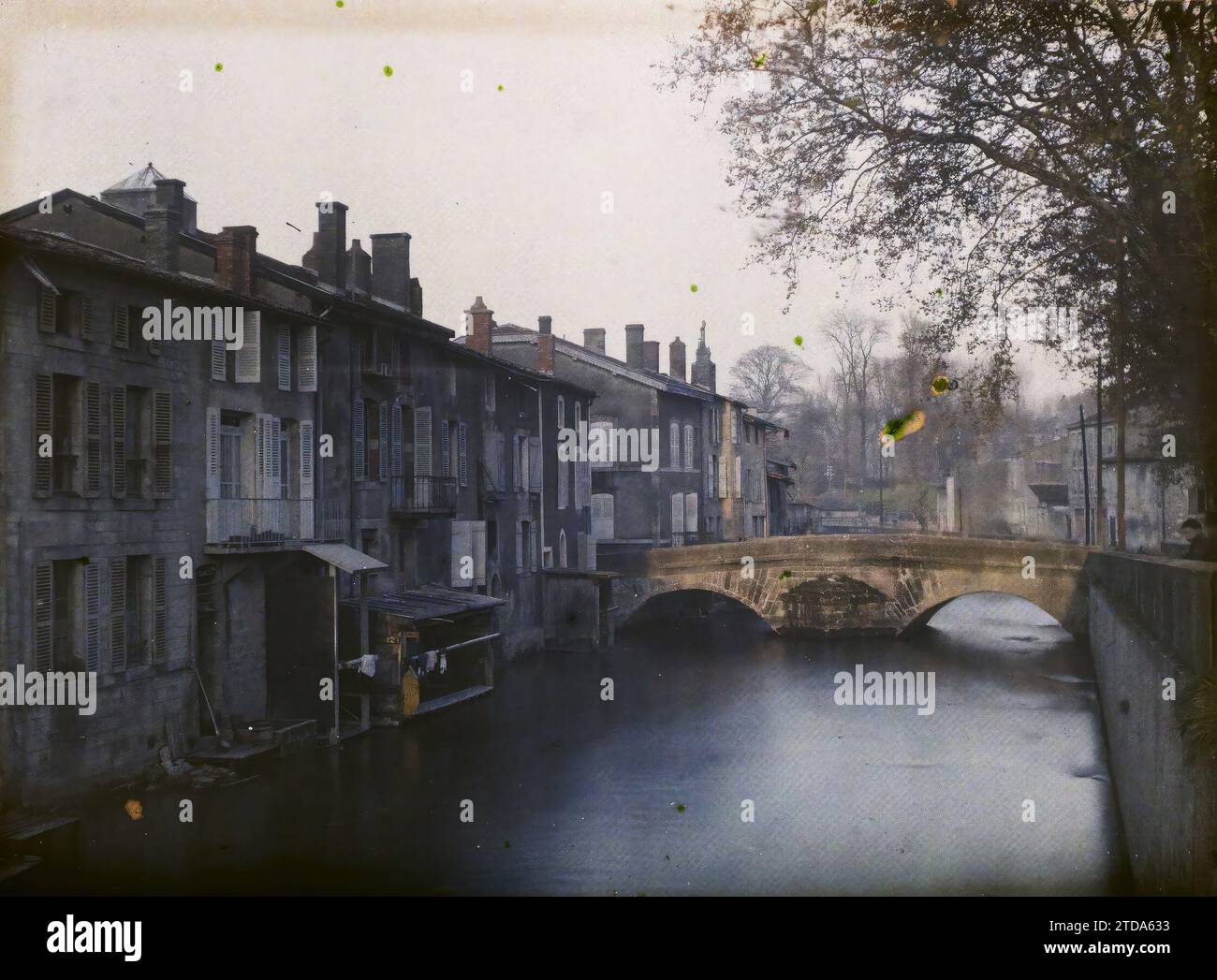 Verdun, France, Habitat, Architecture, première Guerre mondiale, canal, coucher de soleil, lever de soleil, Génie civil, habitation, balcon, loggia, reconstructions, après-guerre, Pont, Meuse, Verdun, rives de la Meuse, Verdun, 14/11/1929 - 14/11/1929, Passet, Stéphane, photographe, 1929 - provinces Françaises - Stéphane Passet - (26 mars-18 mai), Autochrome, photo, verre, Autochrome, photo, positive Banque D'Images Verdun, France, Habitat, Architecture, première Guerre mondiale, canal, coucher de soleil, lever de soleil, Génie civil, habitation, balcon, loggia, reconstructions, après-guerre, Pont, Meuse, Verdun, rives de la Meuse, Verdun, 14/11/1929 - 14/11/1929, Passet, Stéphane, photographe, 1929 - provinces Françaises - Stéphane Passet - (26 mars-18 mai), Autochrome, photo, verre, Autochrome, photo, positive Banque D'Images