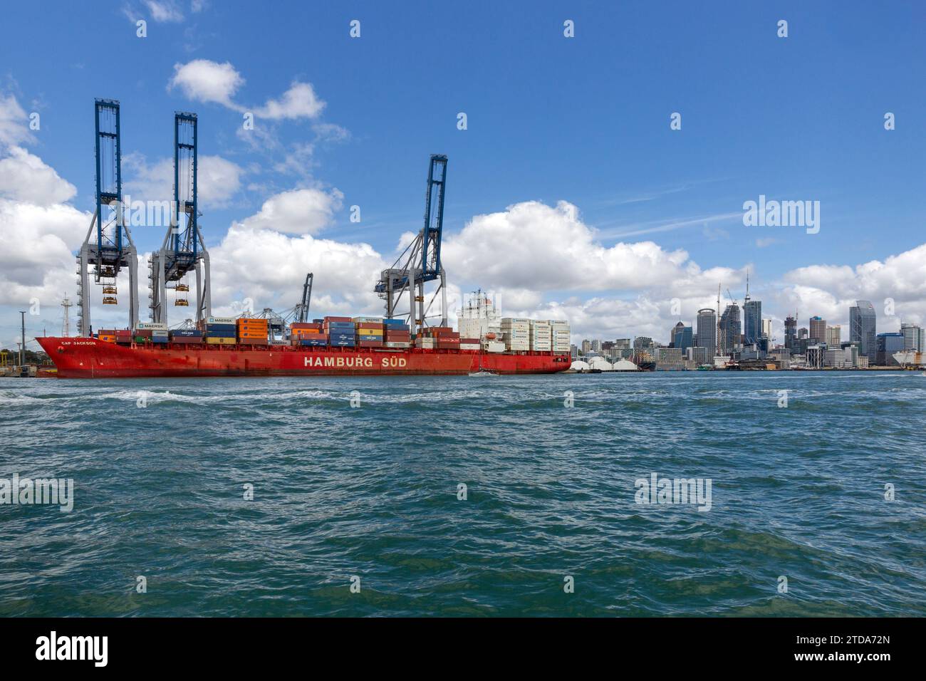 Cap Jackson Hamburg Sud porte-conteneurs le long de grues latérales sur les quais de chargement dans la ville portuaire d'Auckland, Nouvelle-Zélande Banque D'Images