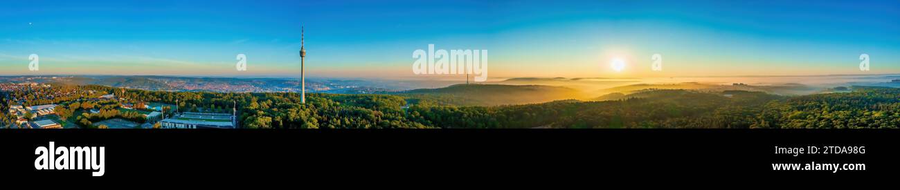 Lever de soleil sur les toits de Stuttgart, vue photo aérienne avec tour de télévision, architecture de la ville, panorama de voyage brumeux en Allemagne Banque D'Images