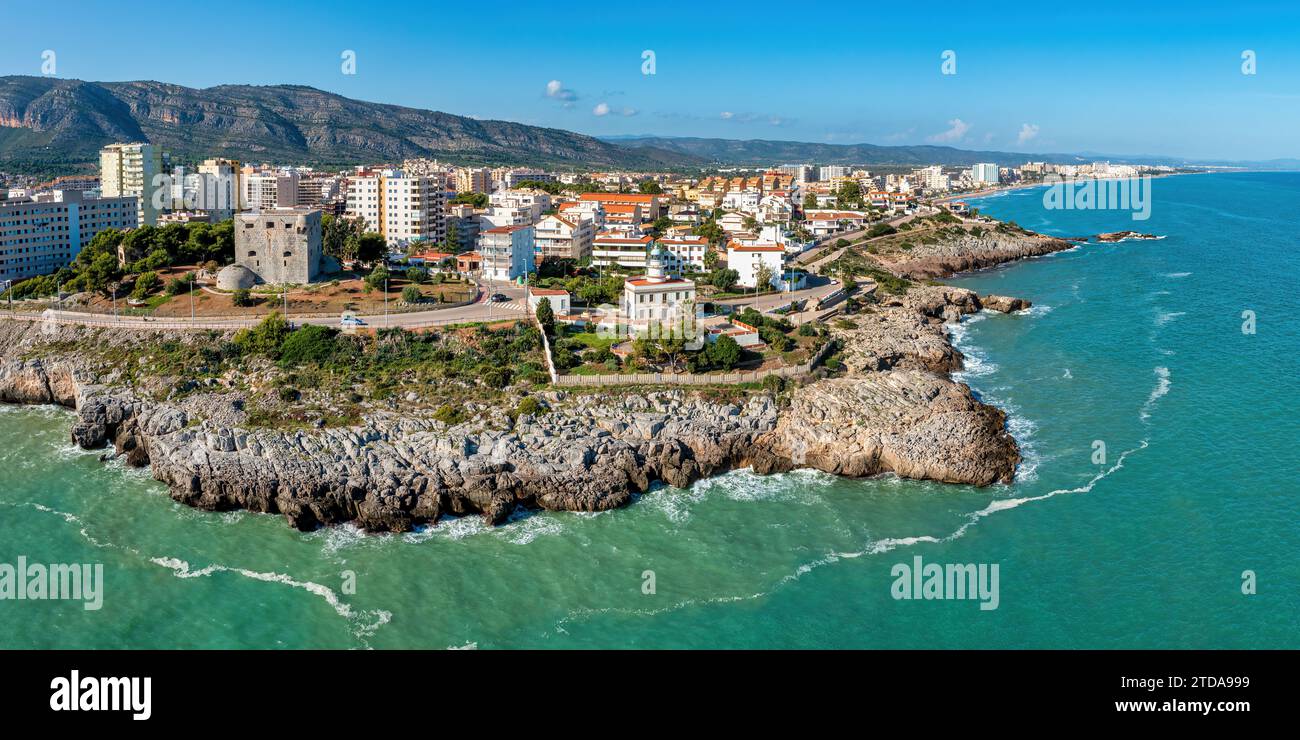 Vue panoramique côtière d'Oropesa del Mar, Espagne, montrant l'eau bleue, falaises, Torreon del Rey, tour de garde et phare Banque D'Images
