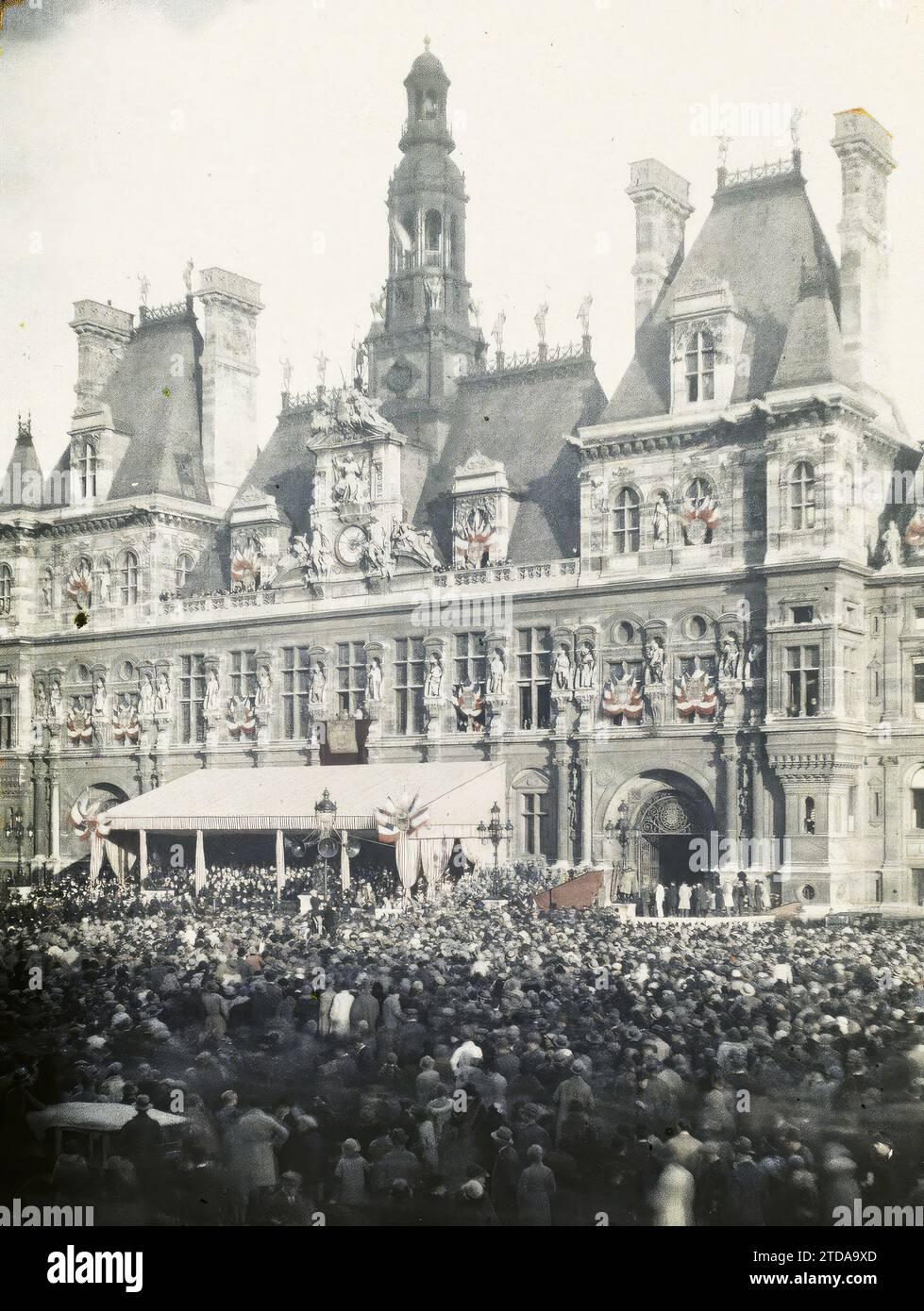 Paris (IVème arr.), France réception en l'honneur de Costes et Bellonte après leur triomphant raid aérien Paris-New-York, Habitat, Architecture, Transports, Sciences, techniques, Hôtel de ville, Hôtel de ville, foule, Architecture civile publique, transport aérien, Aéronautique, aviateur, installation éphémère, drapeau, France, le Bourget, la réception devant la mairie (vue générale), arrondissement IV, 25/10/1930 - 25/10/1930, Passet, Stéphane, photographe, Autochrome, photo, verre, Autochrome, photo, positif, vertical, taille 9 x 12 cm Banque D'Images