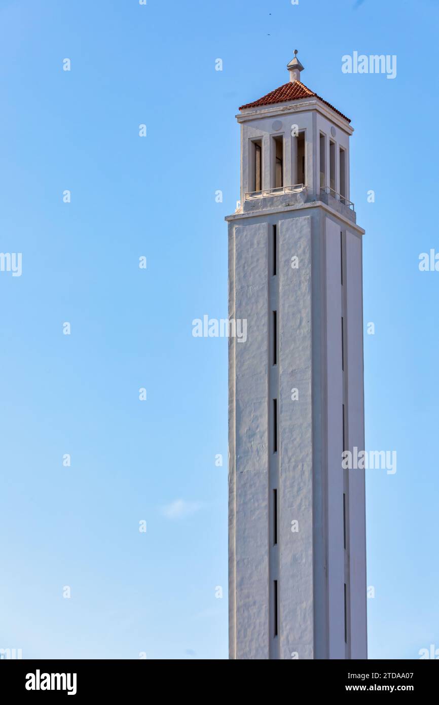 Tour Marathon à côté du nouveau stade à Castellón de la Plana, Espagne : monuments architecturaux emblématiques sous un ciel bleu clair Banque D'Images