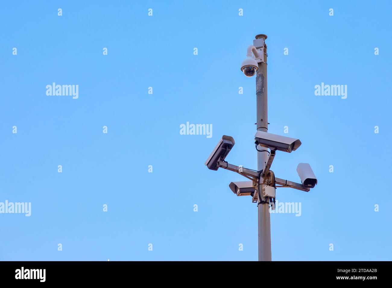 Plusieurs caméras de surveillance sur Sunny Sky : assurer la sécurité et la sécurité publique Banque D'Images