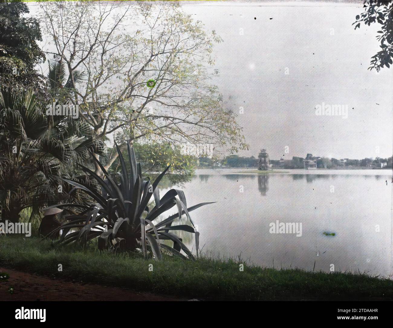 Hà-nôi, Hainoi Vietnam, Tonkin, Indochine le petit Lac ou Hoan-kiem-ho ('Lac de l'épée restaurée'), vu de la rue Paul Bert, vers la pagode octogonale dite 'Stûpa de l'île de la Tortue', nature, Environnement, religion, Habitat, architecture, Paysage, Île, Bouddhisme, Temple, palmier, palmeraie, pagode, lac, étang, végétation, botanique, architecture religieuse, Indochine, Tonkin, Hanoi, petit lac de Hanoi, vue sur petit lac, prise de la rue Paul Bert, petit Lac, Ngoc-so'n [Pagode des Pinceaux], 01/07/1915 - 31/08/1915, Busy, Léon, Léon Busy photographe en Indochine, Autochrome, Banque D'Images