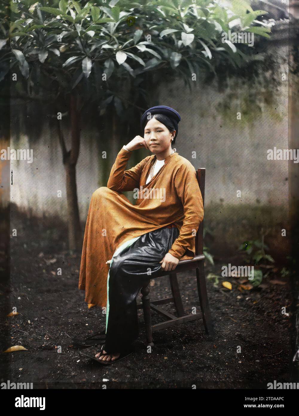 Hà-nôi, Hainoi Vietnam, Tonkin, Indochine Une jeune femme de la classe supérieure, êtres humains, vêtements, Femme, Costume, chaussure, Portrait, bijoux, coiffure, coiffures, Cour, Indochine, Tonkin, Hà-nôi, Hainoi Vietnam, jeune femme annamite (classe aisée), Hà-nôi, Hainoi Vietnam, 01/07/1915 - 31/08/1915, occupé, Léon, Léon Busy photographe en Indochine, Autochrome, photo, verre, Autochrome, photo, positif, vertical, taille 9 x 12 cm Banque D'Images