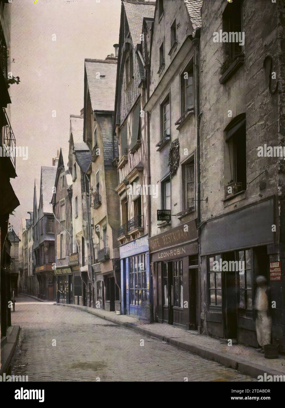 Tours, France les commerces et maisons de la place du Grand marché, activité économique, logement, Architecture, Boutique, magasin, logement, rue, quartier, café, bar, vitrine, affichage, colombage, France, tours, rue et place du Grand Walk, Tours, 22/08/1915 - 22/08/1915, Léon, Auguste, photographe, 1915 - Centre de la France, Loiret, Indre-et-Loire, Loir-et-cher - Léon Busy et Auguste Léon - (août), Autochrome, photo, verre, Autochrome, photo, positif, vertical, taille 9 x 12 cm Banque D'Images