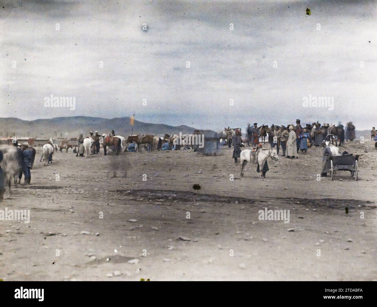 Ourga, Mongolie chevaux, soldats et spectateurs sur la grande place du marché, transport, animaux, vêtements, relations internationales, HD, êtres humains, logement, Architecture, Société, transport d'animaux, Cheval, vrai animal, Costume, présence étrangère, foule, existe en haute définition, enfant, Cheval, place, panorama urbain, homme, Armée, Oulan-Bator, 01/07/1913 - 31/07/1913, Passet, Stéphane, photographe, 1913 - Mongolie, Mongolie - Stéphane Passet - (6-25 juillet), Autochrome, photo, verre, Autochrome, photo, horizontale, taille 9 x 12 cm Banque D'Images